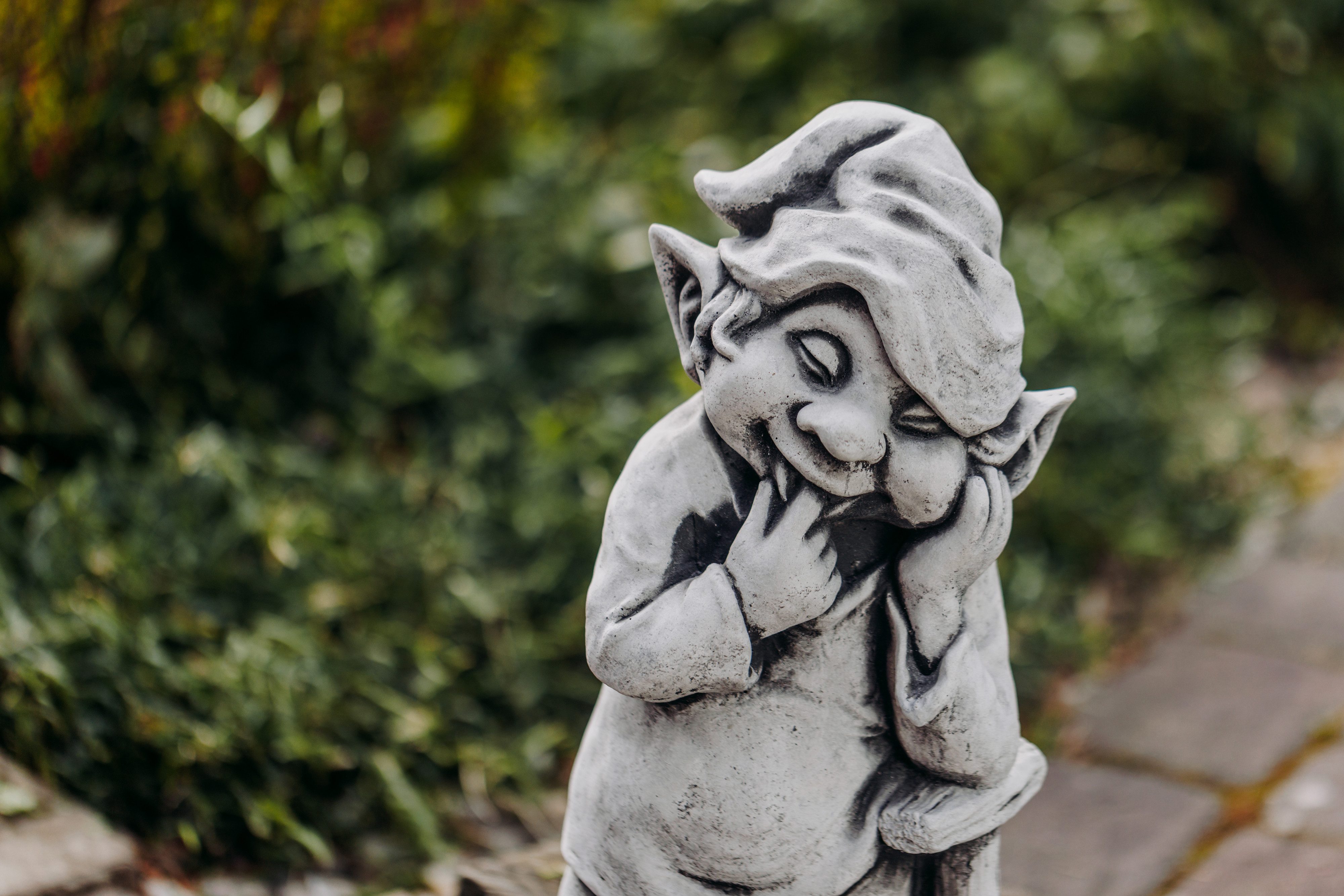 gartendekoparadies.de Gartenfigur Gnom Macht den Garten schön, Steinfigur, H. 46 cm, 12 kg, Frostsicher