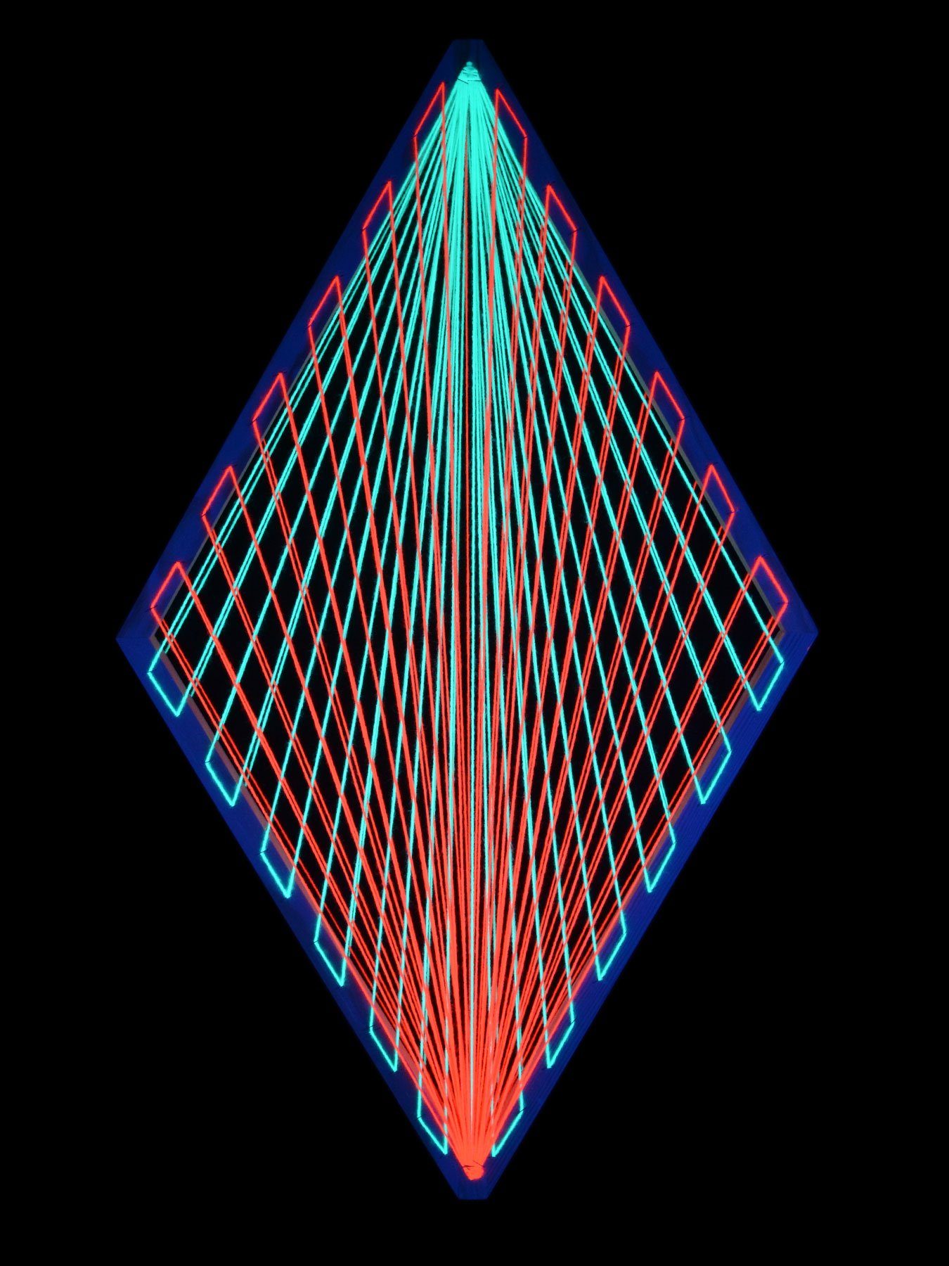 PSYWORK Dekoobjekt Gradient Colors StringArt "Neon Raute Schwarzlicht UV-aktiv, leuchtet 3D Schwarzlicht II", 88x53cm, unter