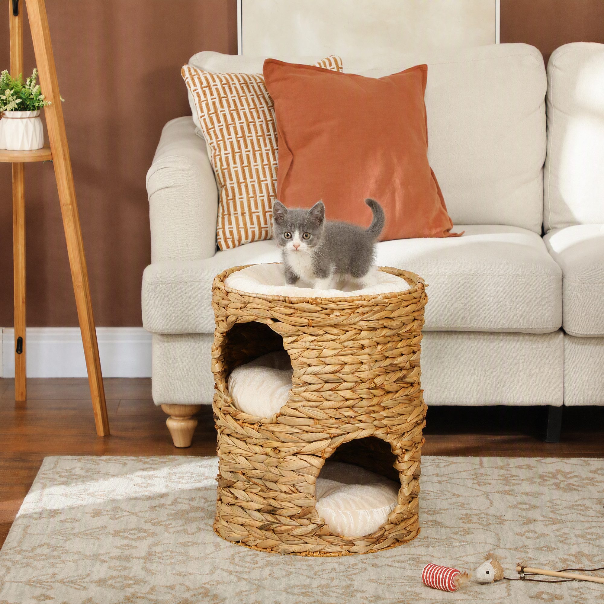 PawHut Kratztonne Katzentonne mit 3 Höhle, Kratzbaum mit Kissen, (katzenbaum, 1-tlg., kletterbaum), aus Wasserhyazinthe, für Katze bis 3,5 kg, Hellbraun