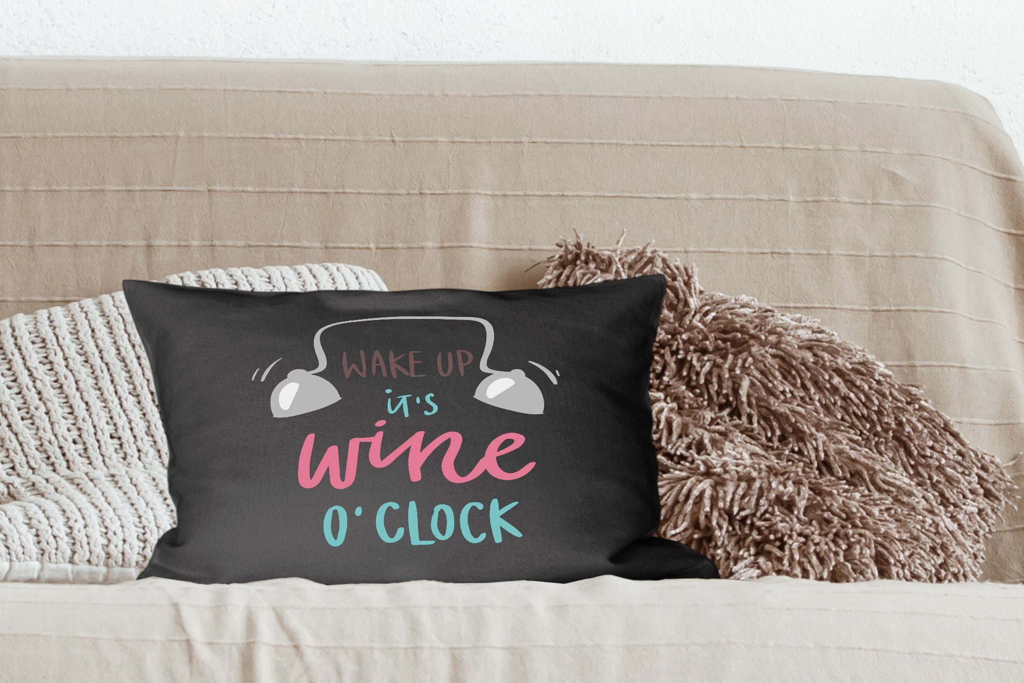 wine up, vor Schlafzimmer Zitat Dekoration, MuchoWow "Wake Wohzimmer Füllung, Zierkissen, schwarzem mit Dekokissen Hintergrund, Dekokissen it's o'clock"