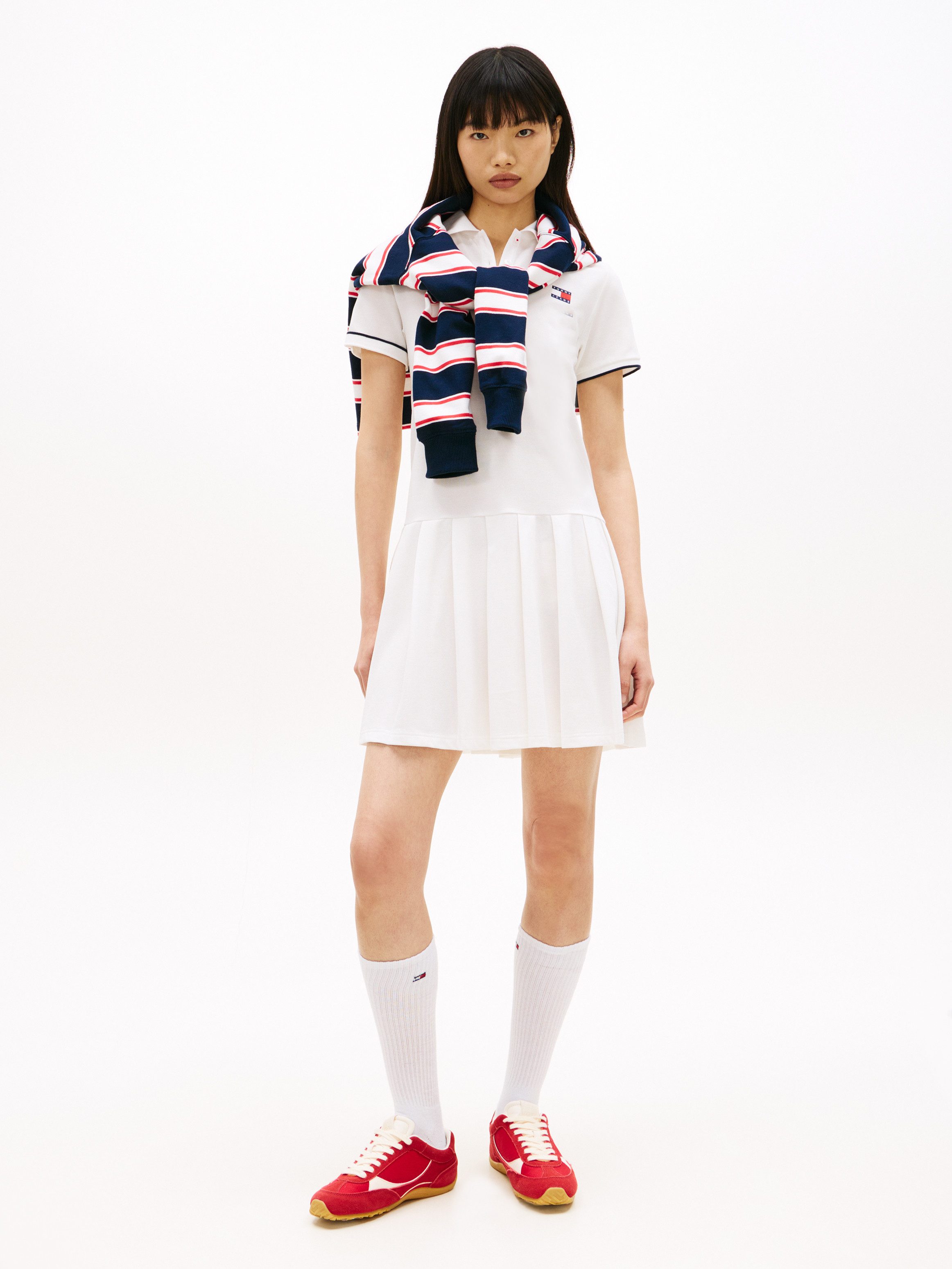 Tommy Jeans Polokleid TJW BADGE PLEAT PIQUE DRESS EXT mit Kontrastdetails, entspannte Passform
