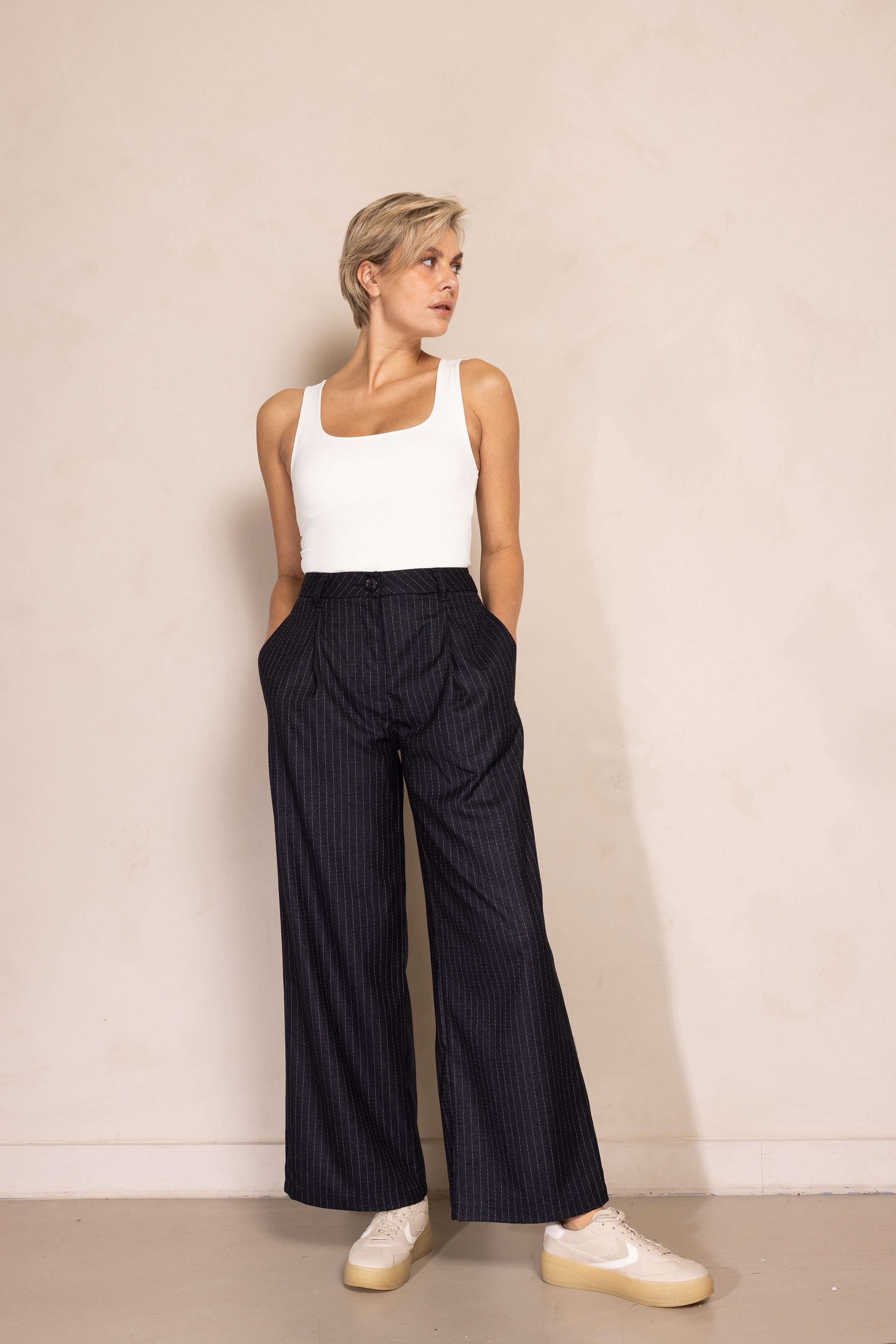 Zhrill Bundfaltenhose GRETA Hose weite Passform, für den Alltag, mit Nadelstreifen, Materialmix – Bild 4 von 5