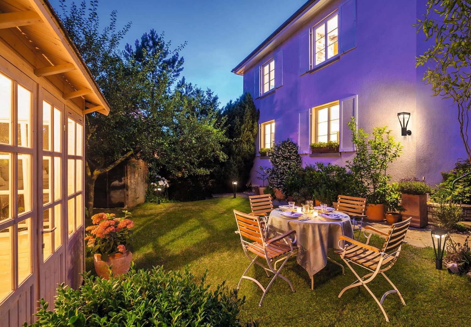 Ledvance LED-Leuchtmittel LED Außenleuchte Solarleuchte Bewegung Tageslicht Sensor Wandlampe 6W, LED, Warmweiß, Bewegungserkennungssensor, Energieeffizient, Tageslichtsensor
