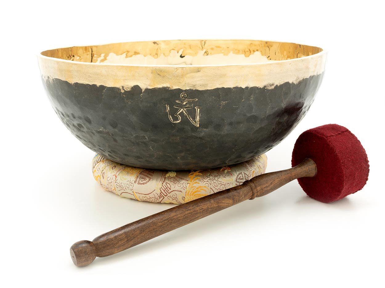 Klangschalen-Center Поющие чаши Fußklangschale mit 'OM' - Gravur, ca. 6-6,5 kg, Размер обуви bis 37