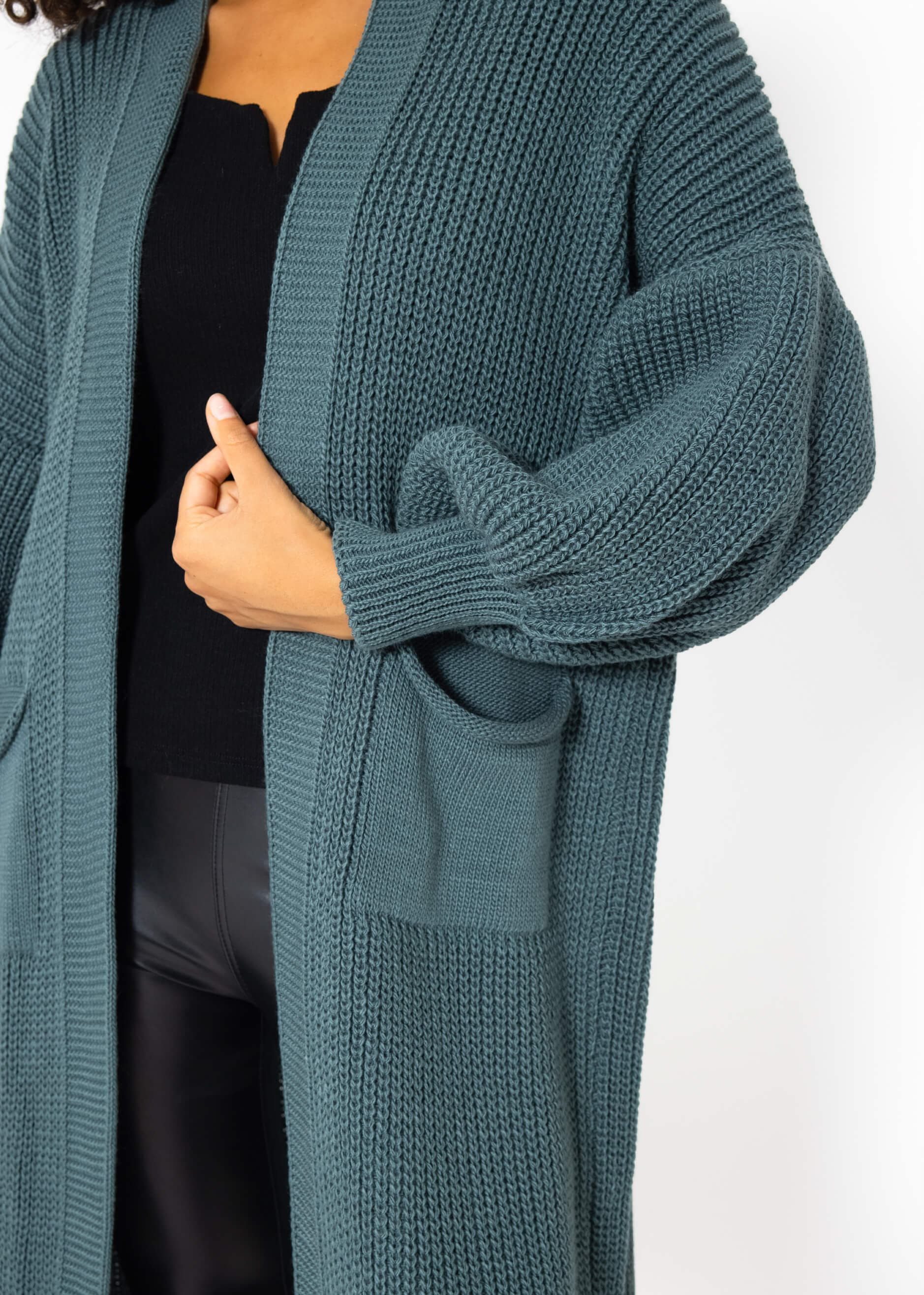 SASSYCLASSY Longstrickjacke Oversize Strickjacke Damen lang Elegant Winter Lässiger Maxi Cardigan aus weichem Grobstrick mit Ballonärmeln