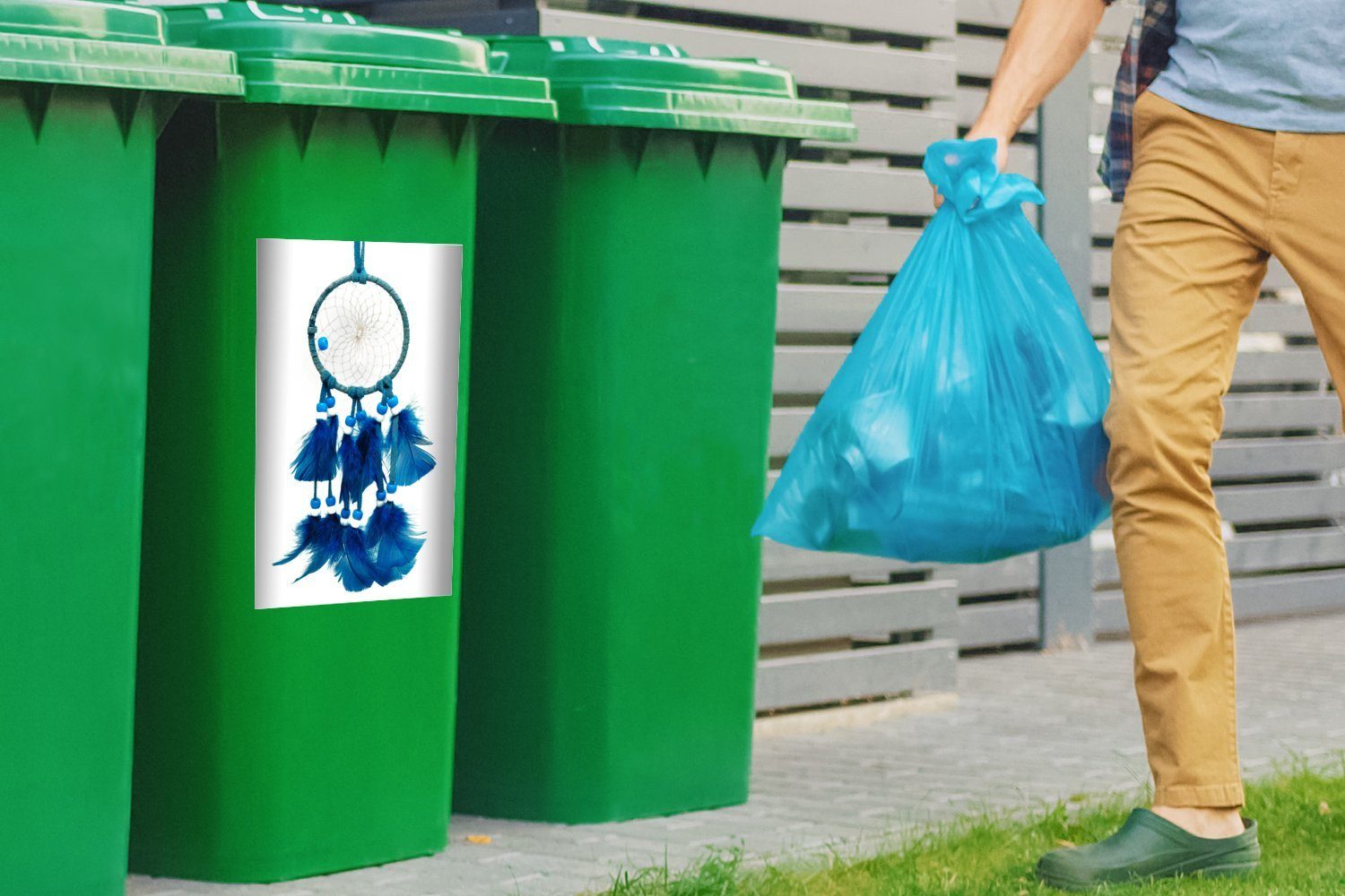 MuchoWow Wandsticker Ein blauer Mülltonne, Mülleimer-aufkleber, vor Sticker, Traumfänger Hintergrund St), weißen (1 Container, Abfalbehälter einem