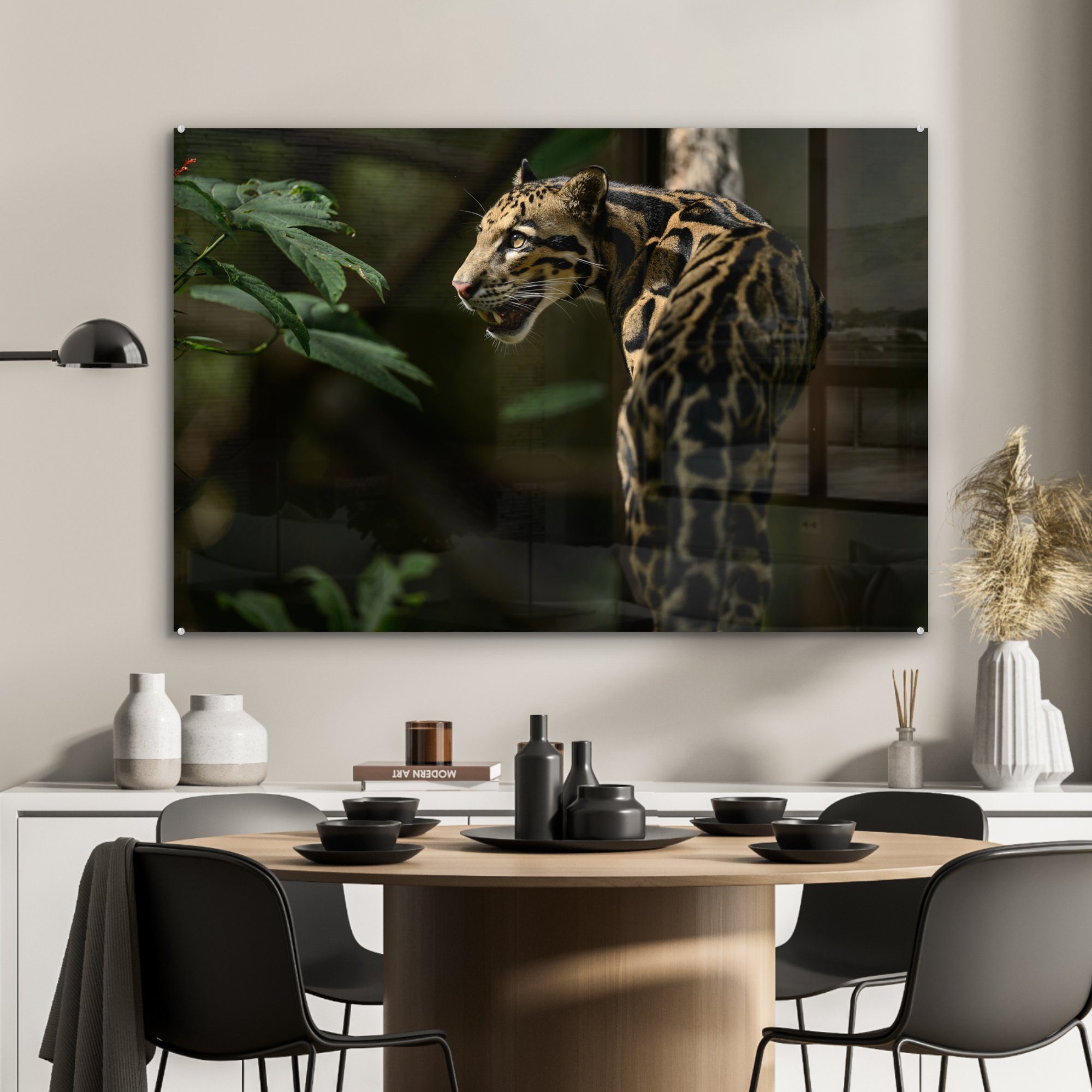 Schlafzimmer Ein Wald, Wohnzimmer in einem Acrylglasbilder MuchoWow St), dunklen Leopard & bewölkter (1 Acrylglasbild