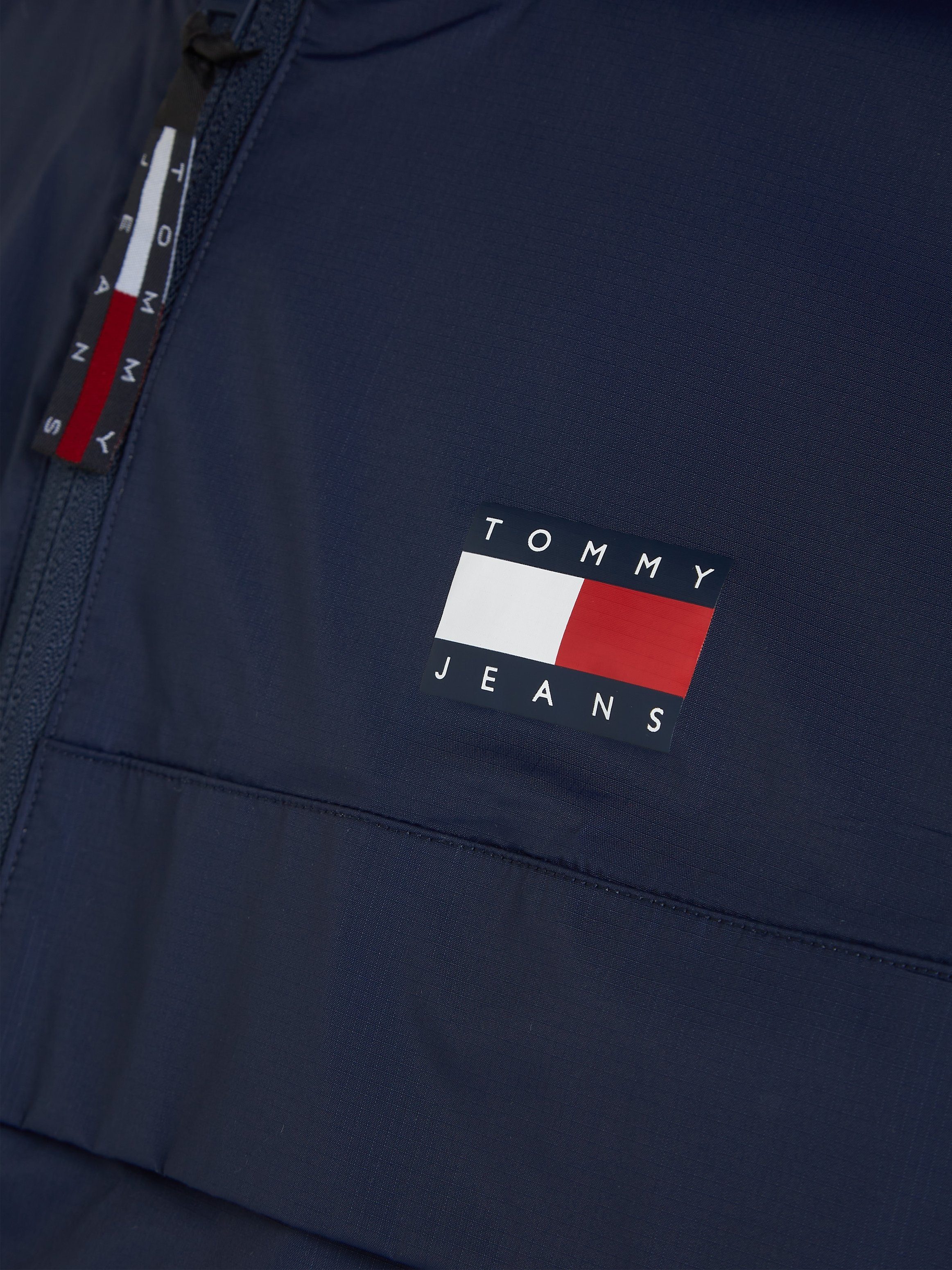 Tommy Jeans Windbreaker TJM auf ZIPTHRU TECH Navy mit Logo PCKABLE CHICAGO Brust der Twilight