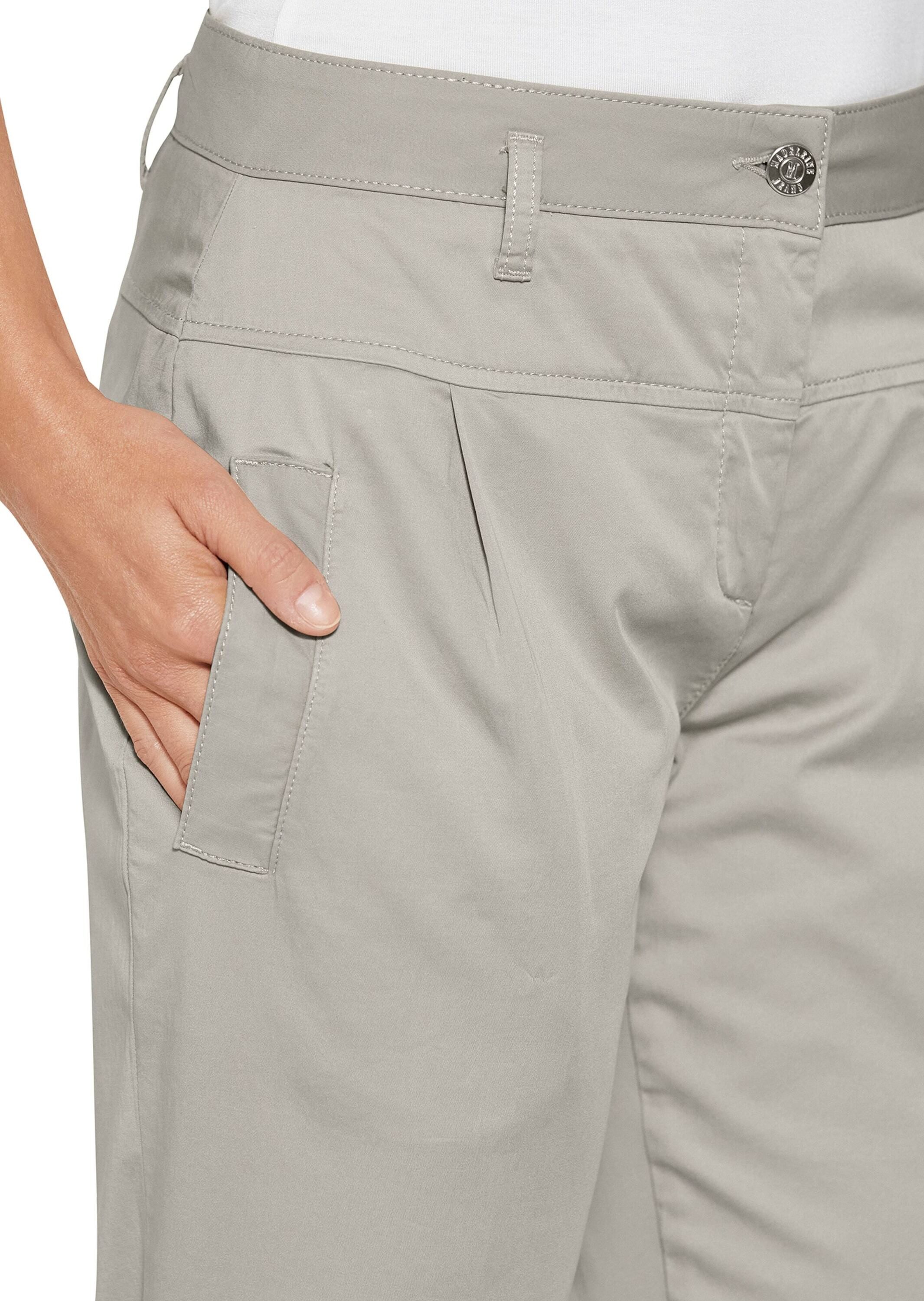 MADELEINE Chinos Modische Chino-Hose mit Bundfalten Uni-Design, Verschluss mit Logo-Knopf, ohne Kragen