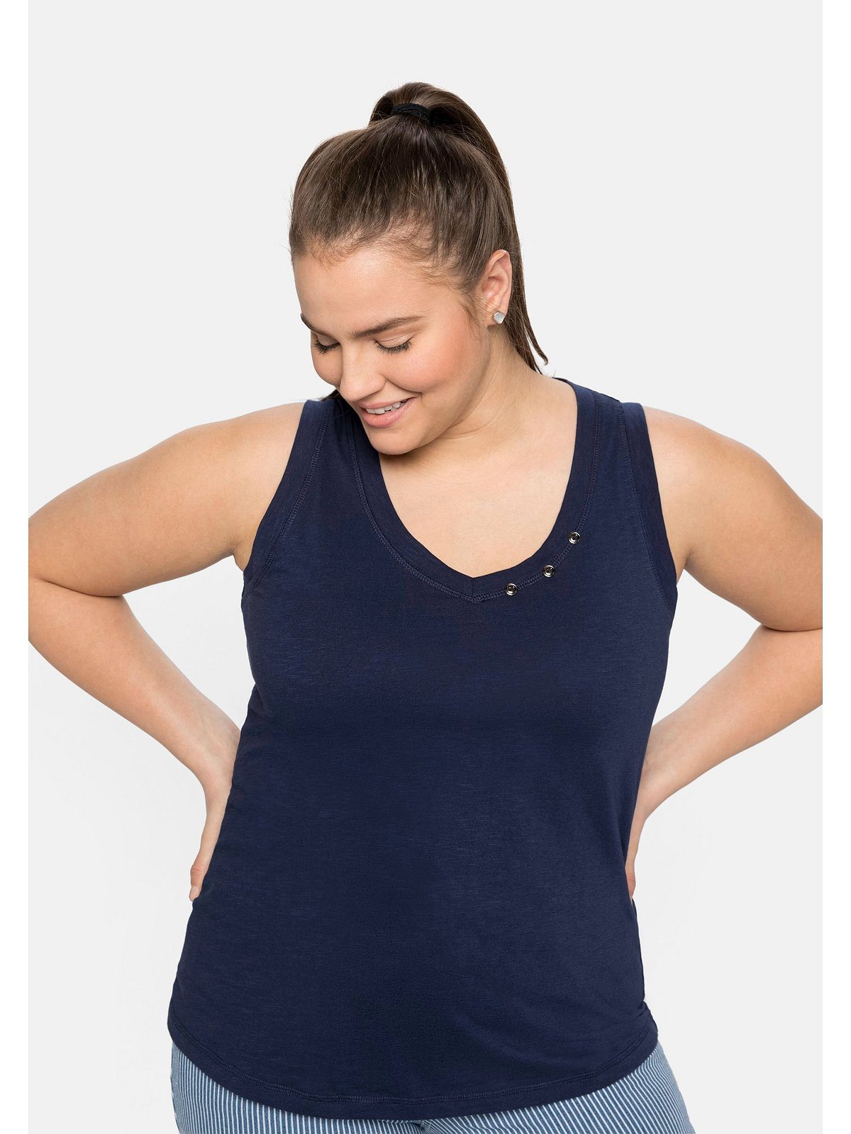 Sheego Tanktop Große Größen mit Dekoknöpfen am V-Ausschnitt