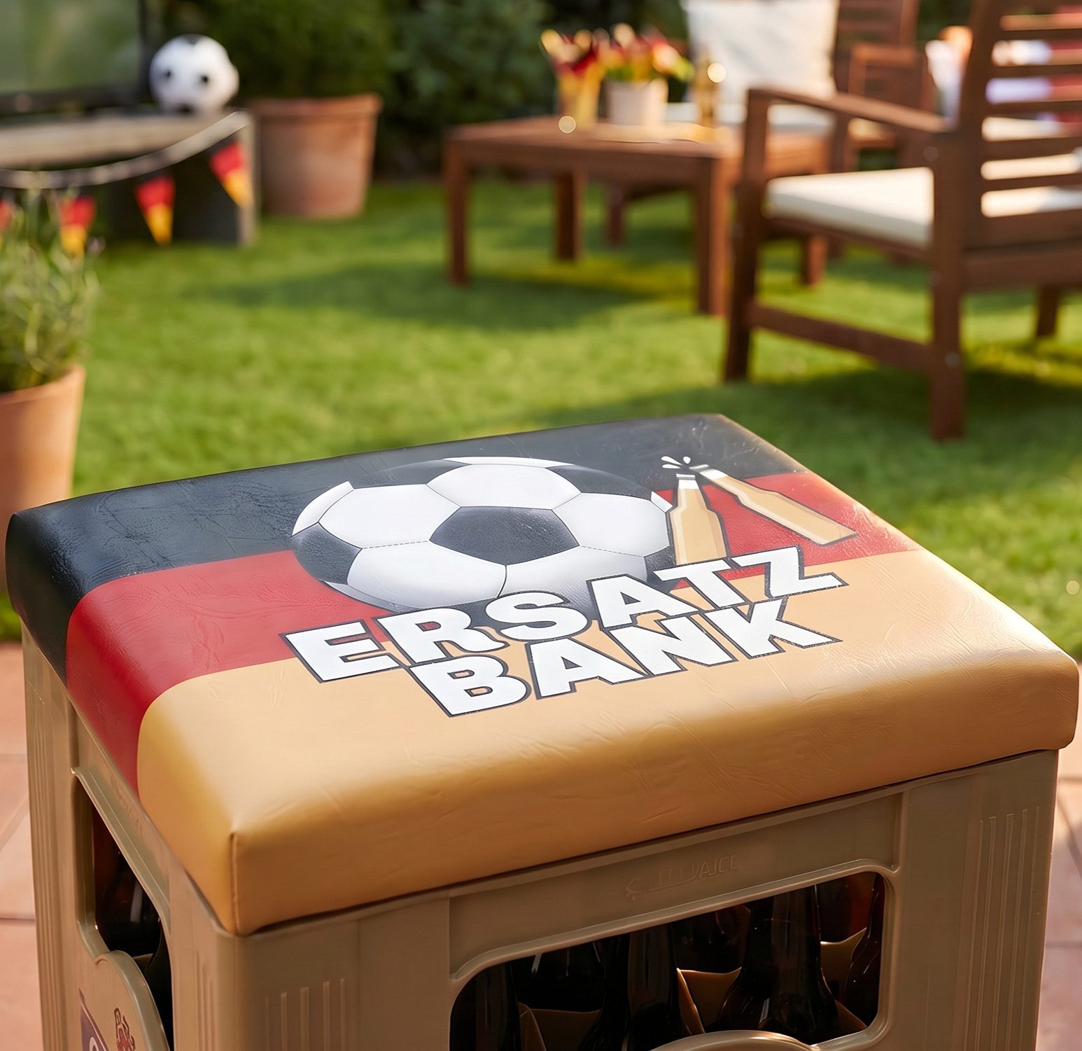 Cult at Home Hocker ERSATZBANK Bierkasten Aufsatz Fußball WM 2026 Sitzauflage Deutschland (1xSitzauflage für Bierkiste, Bierkastenauflage - Hocker), Bierkiste Bierkastensitz Sitzkissen Bier Fanartikel