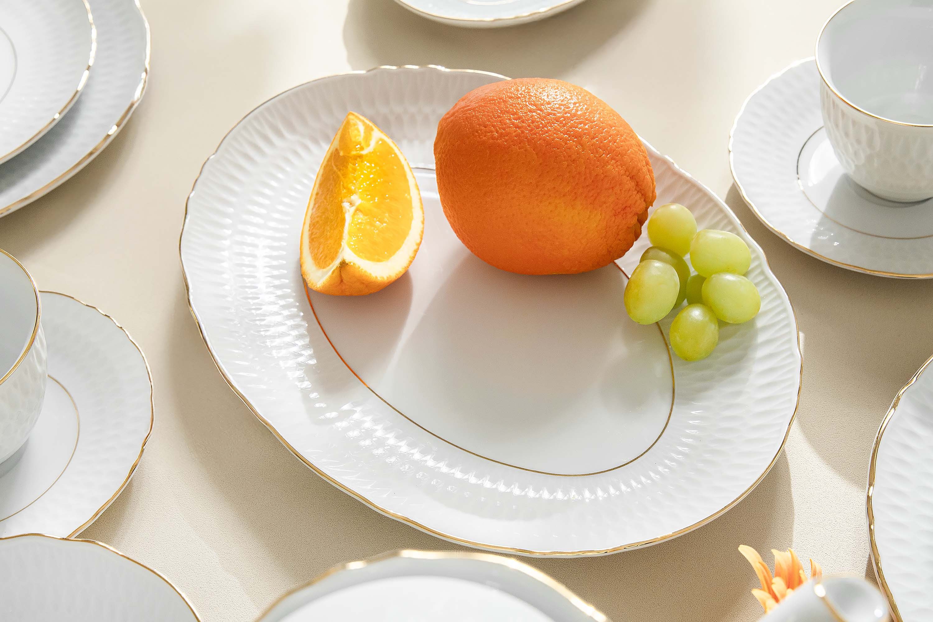 KONSIMO® Servierplatte CMIELOW SOFIA Hochwertiges Premium-Porzellan, elegante Verzierung, Porzellan, zeitloses Design, handgemalte Dekoration in echtem Gold
