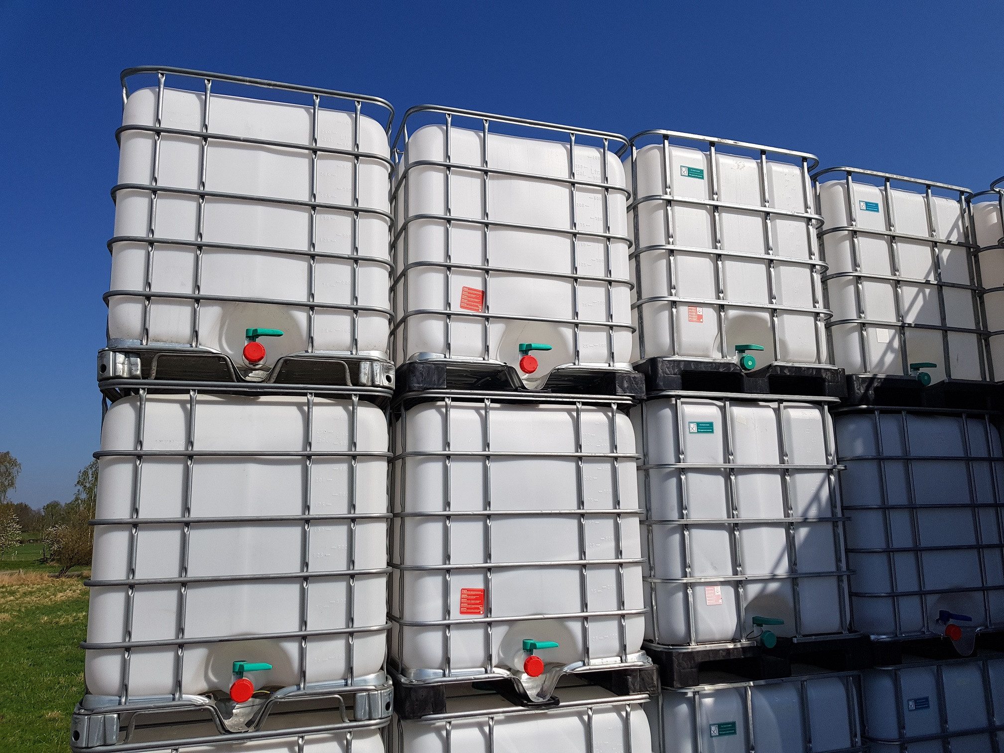 Voxtrade Regenwassertank IBC 1000 Liter Regenwassertank Container Metallpalette gereinigt, (viele verschiedene Anschlüsse vorrätig), stabile Palette