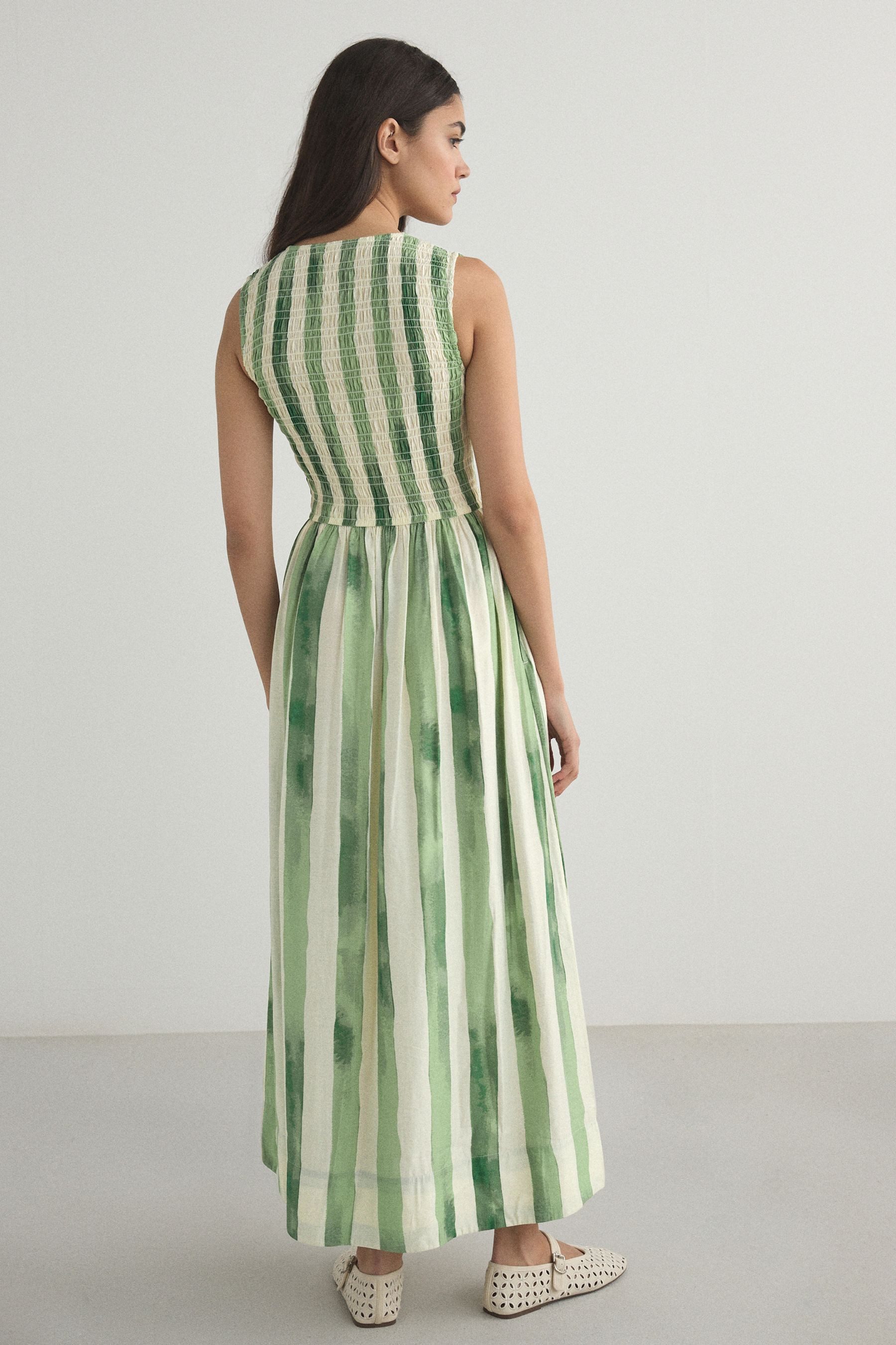 Next Maxikleid Gerafftes Maxikleid mit V-Ausschnitt (1-tlg)