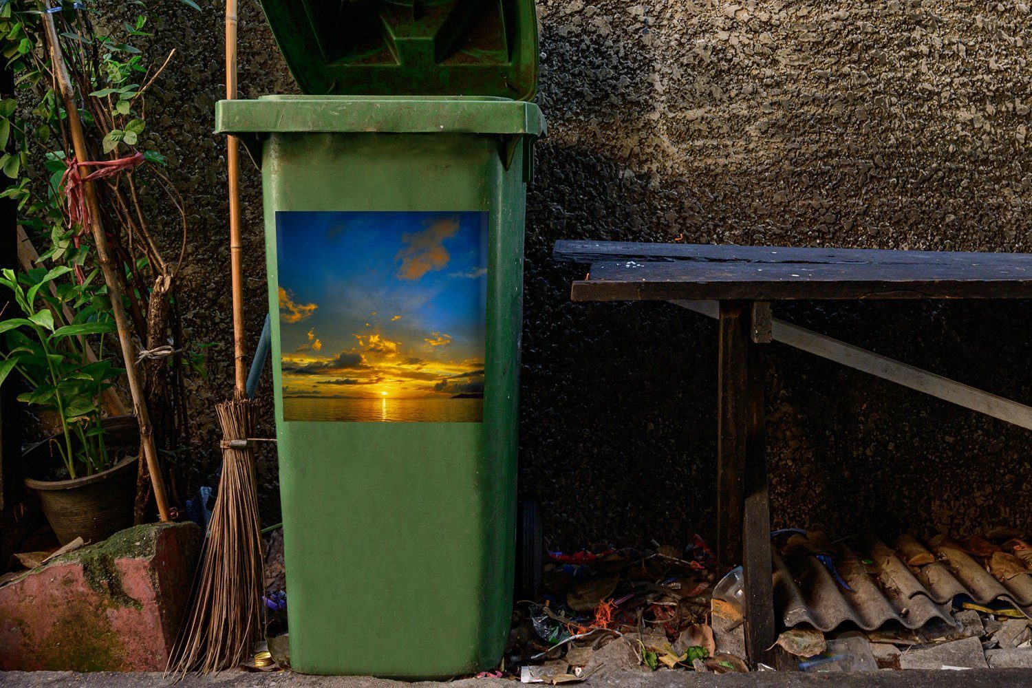 MuchoWow Wandsticker Oranger Sonnenuntergang Himmel Abfalbehälter Container, Mülltonne, Mülleimer-aufkleber, Sticker, blauem mit St), (1