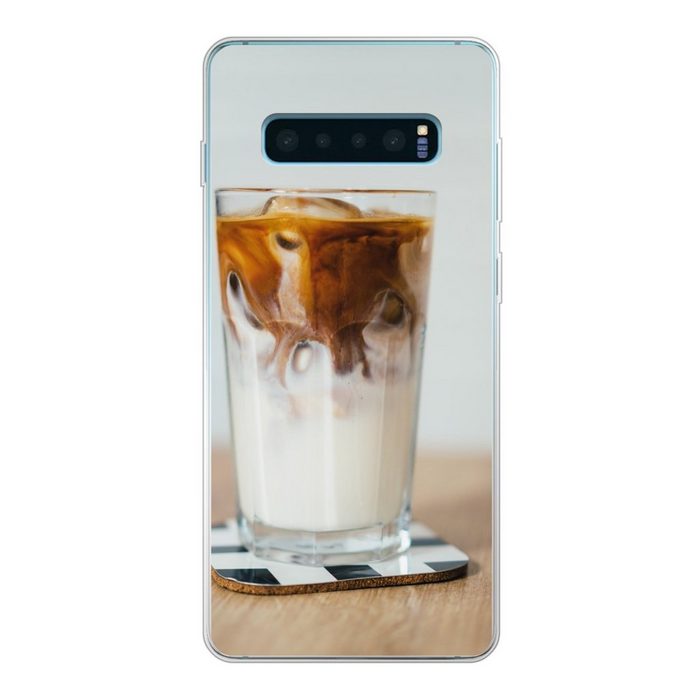 MuchoWow Handyhülle Eine Tasse Eiskaffee auf einem Holztisch Phone Case Handyhülle Samsung Galaxy S10+ Silikon Schutzhülle