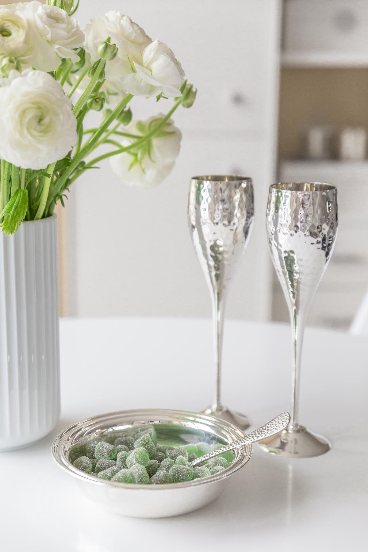 EDZARD Gläser-Set 2er-Set Dodo, Messing, 2er-Set, edel versilbert, gehämmert, 200 ml, H 23 cm