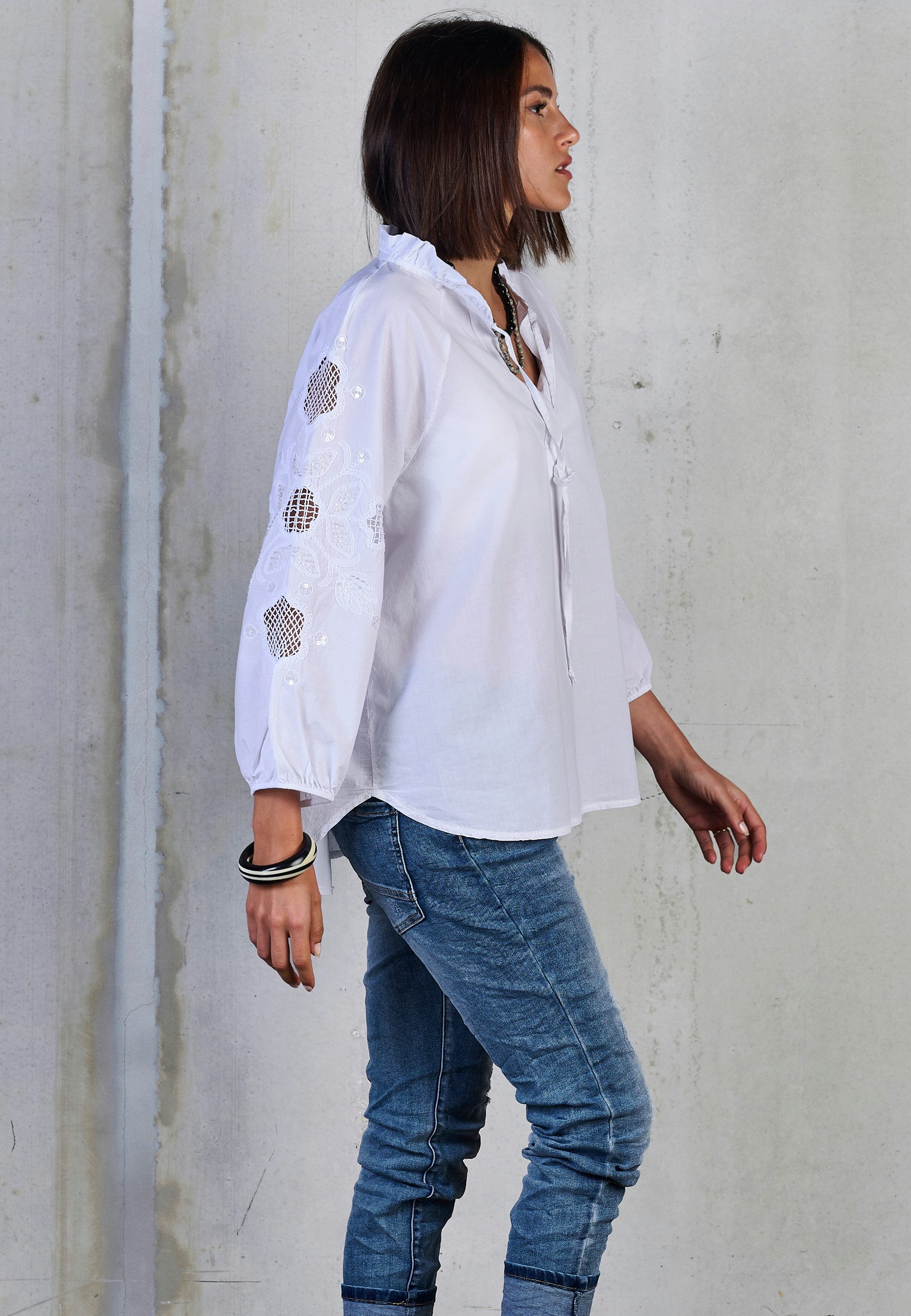 Andijamo-Fashion Langarmbluse LUNA LACE Aufwendige Stickereien mit Cut-Outs auf den Ärmeln