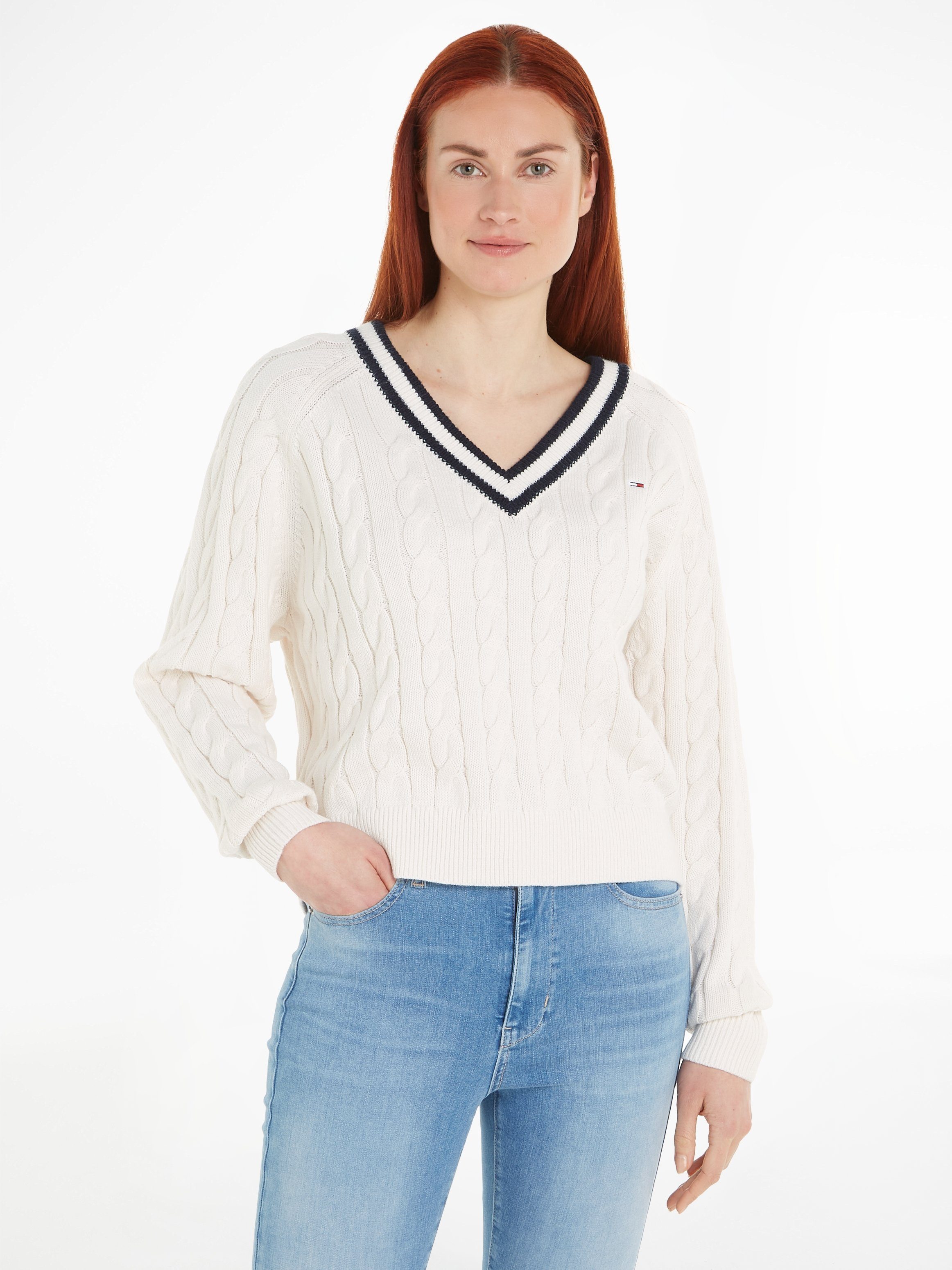 Tommy Jeans V-Ausschnitt-Pullover TJW V-NECK CABLE SWEATER mit Logostickerei Ancient_White