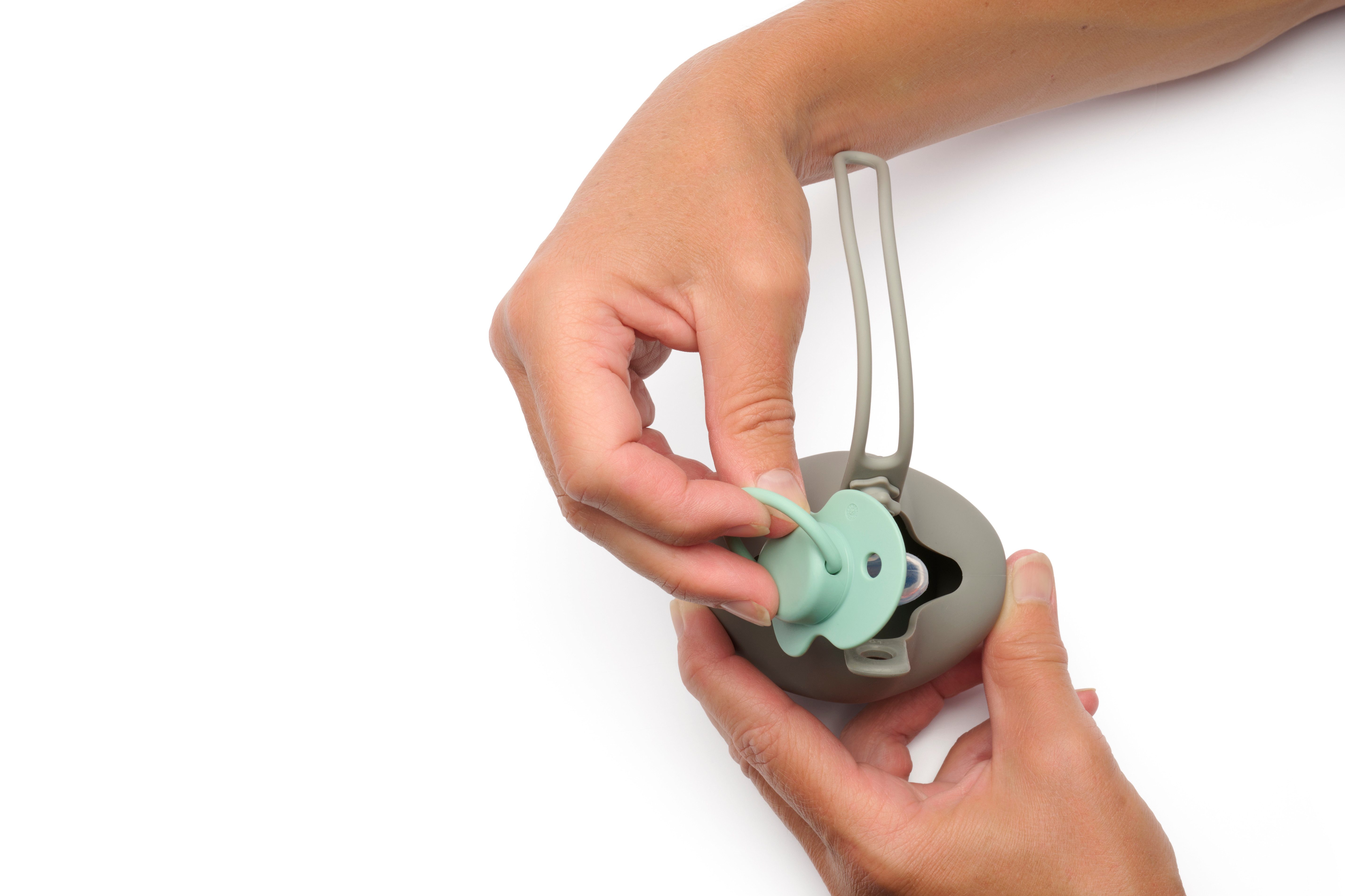 Dooky Schnullerbefestigung Schnullerbox aus Silikon – Grauer Stern, Aufbewahrungsbox Schnuller, (1-tlg), Flexible Schlaufe zur Befestigung an Tasche oder Kinderwagen