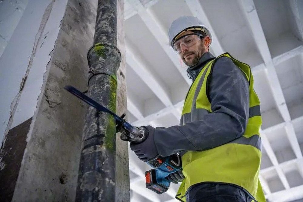 Bosch Professional Akku-Säbelsäge GSA 18V-28, BITURBO Ohne Akku mit Säbelsägeblatt - im Karton