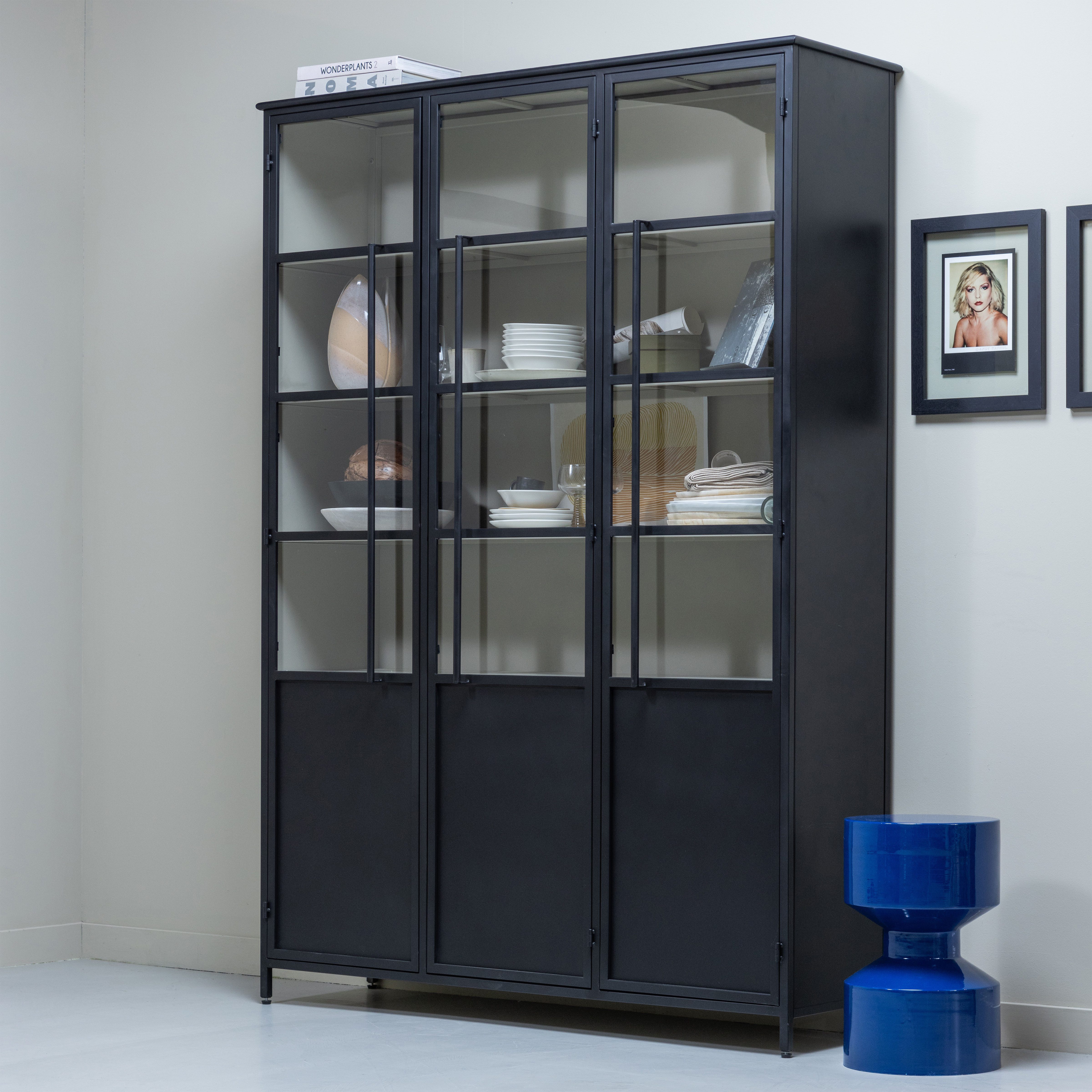 WOOOD Vitrine EXHIBIT XL 3-TÜRIG SCHRANK METALL B/T/H: 140/44/200 cm Ausstellungsvitrine aus mattem Metall bietet 5 stabile Böden