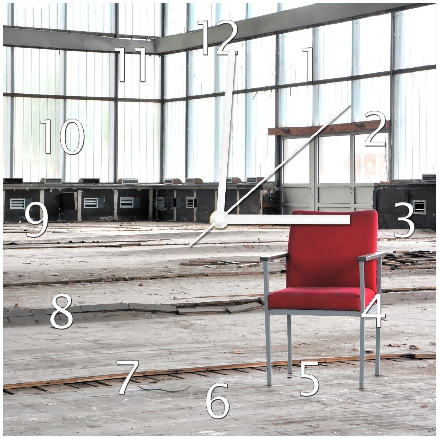 Wallario Wanduhr Stille und Leere - ein einsamer roter Stuhl in einer alten Halle (Glasuhr)
