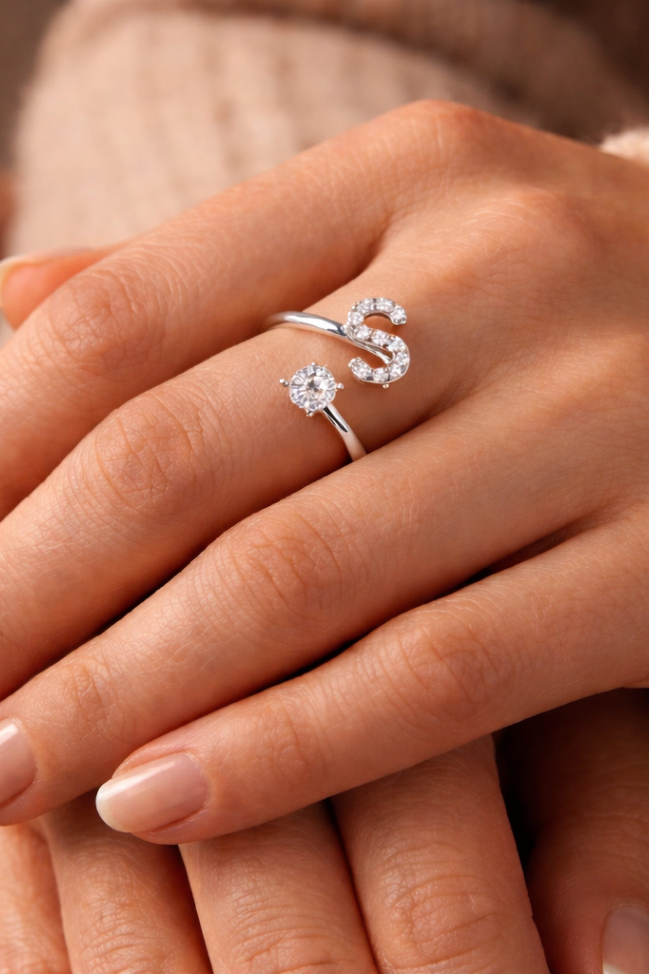 S&T Design Fingerring Buchstaben Ring Damen 14K Gold Vergoldet Silber Verstellbar Wasserfest (Goldring Geschenke für Frauen Freundin Mädchen Schmuck, 1-tlg., Bu – Bild 2 von 5