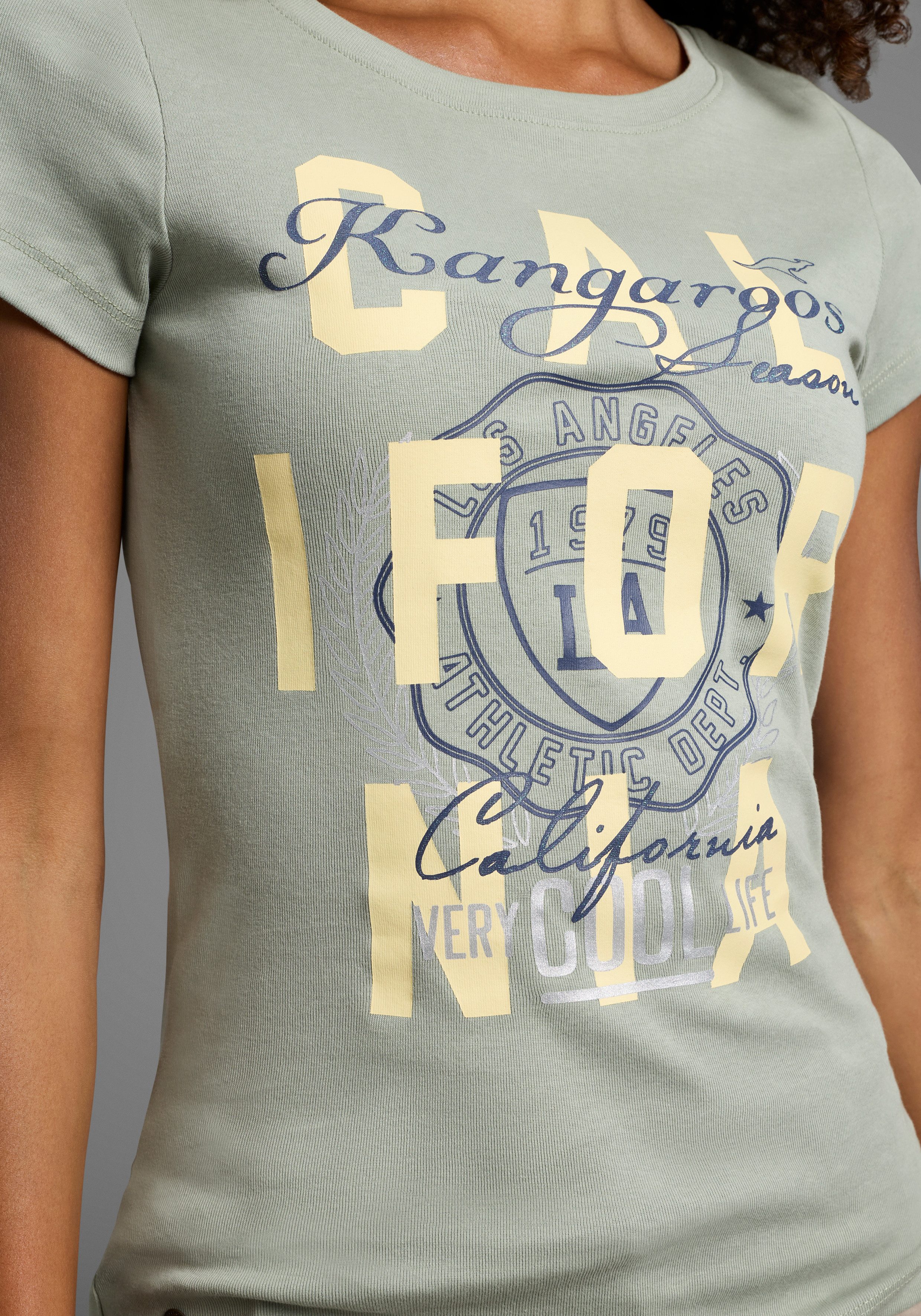 KangaROOS Print-Shirt Kurzarm, sehr figurbetonter Schnitt, mit trendigem Logodruck