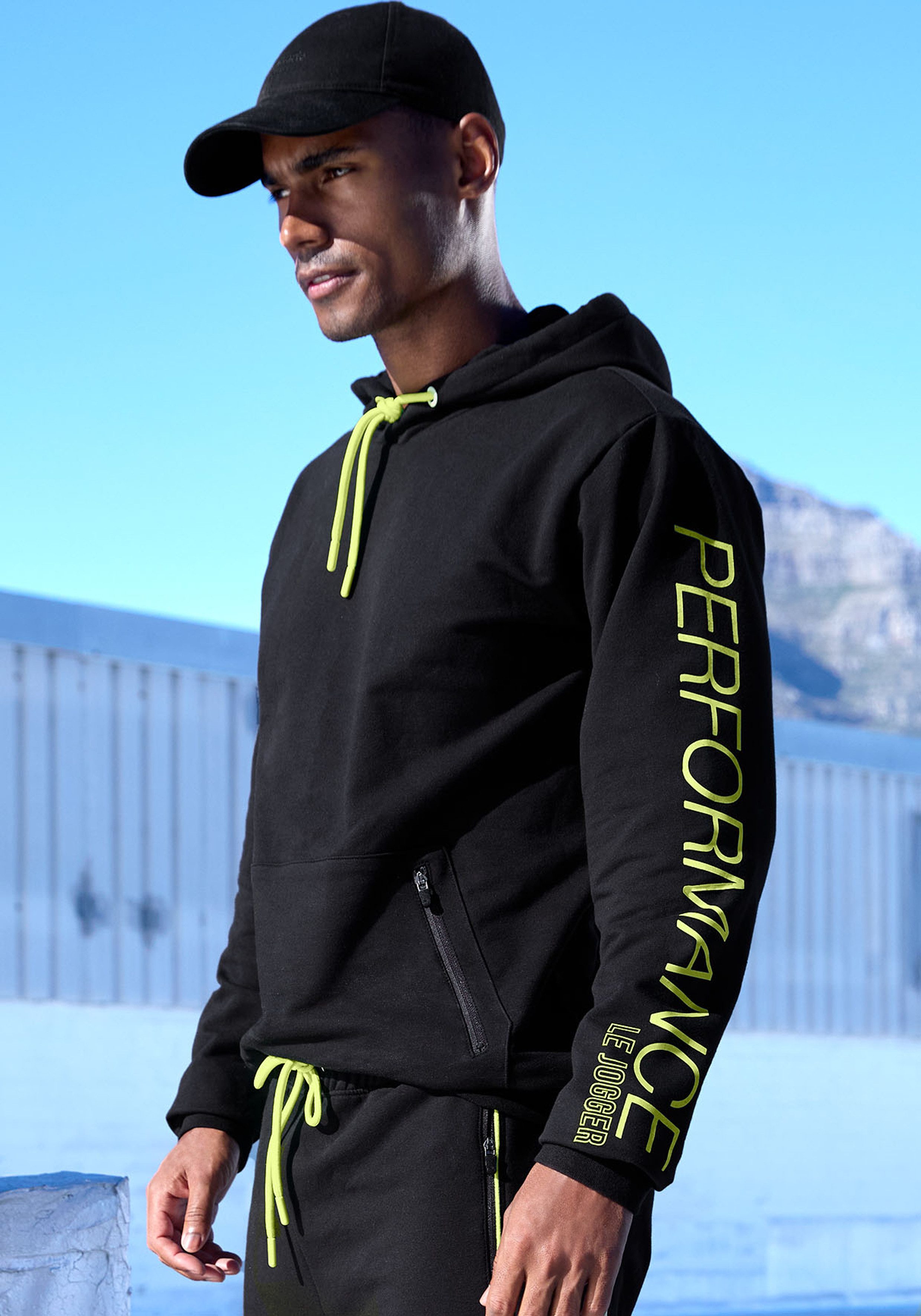 Le Jogger Performance Kapuzensweatshirt mit praktischen Reißverschlusstaschen