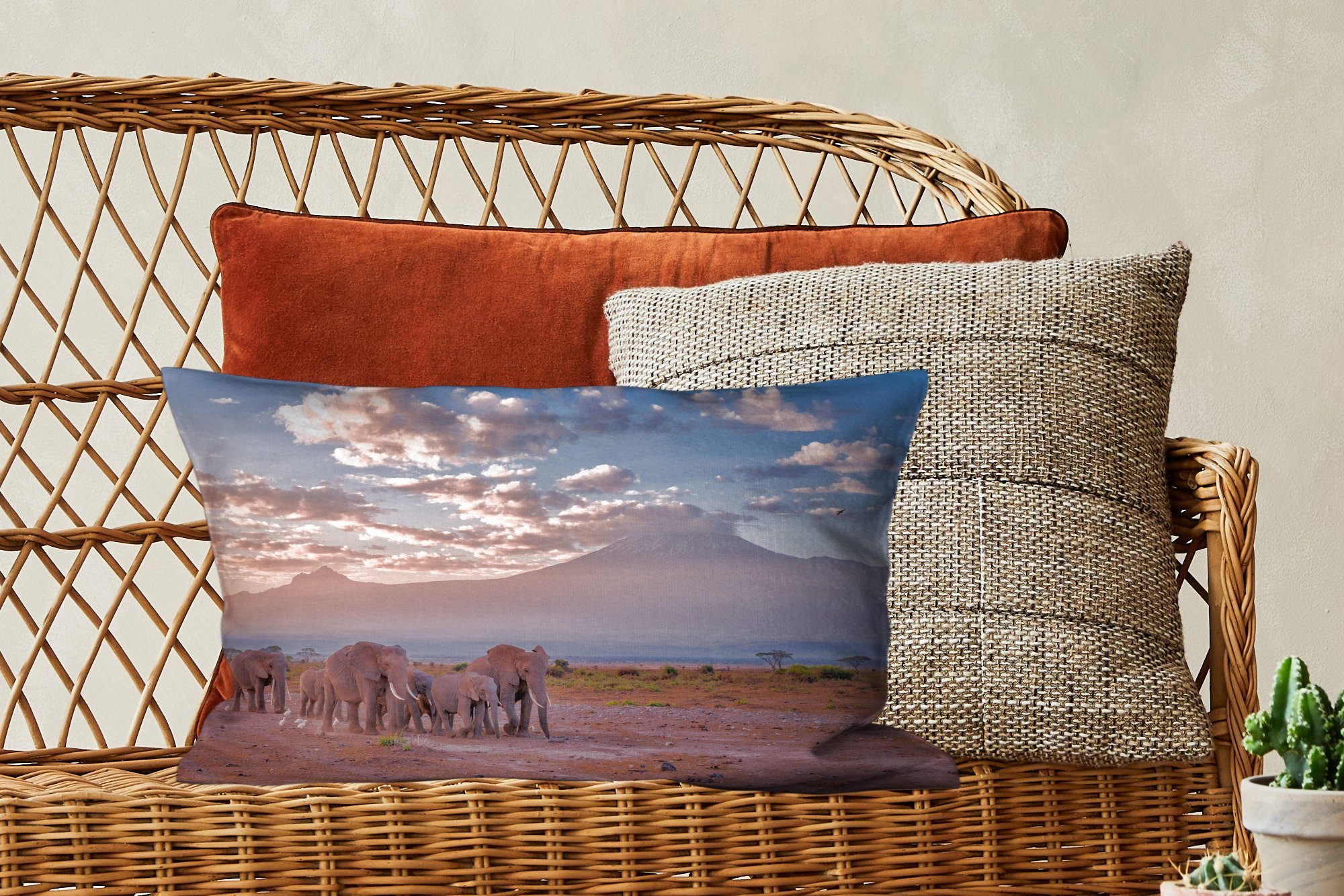 MuchoWow Dekokissen Elefant - Tiere - Abend Füllung, Dekoration, - mit Wohzimmer Landschaft Dekokissen - Savanne, Schlafzimmer Zierkissen