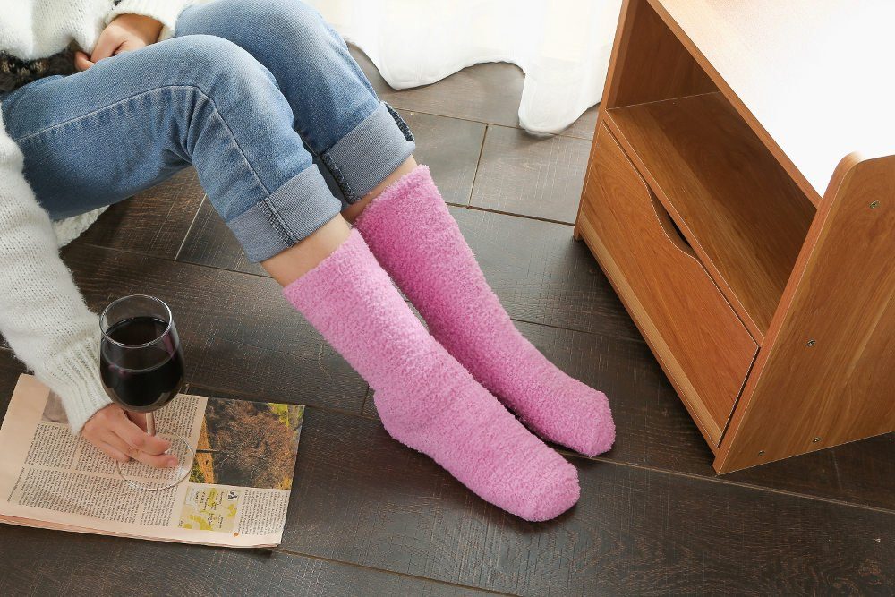 Lucadeau Kuschelsocken Geschenk für Frauen mit Wein Spruch, liebevoll als Cupcake verpackt (Gr. 37-43, 1 Paar) rutschfest, flauschig, Geschenkverpackung