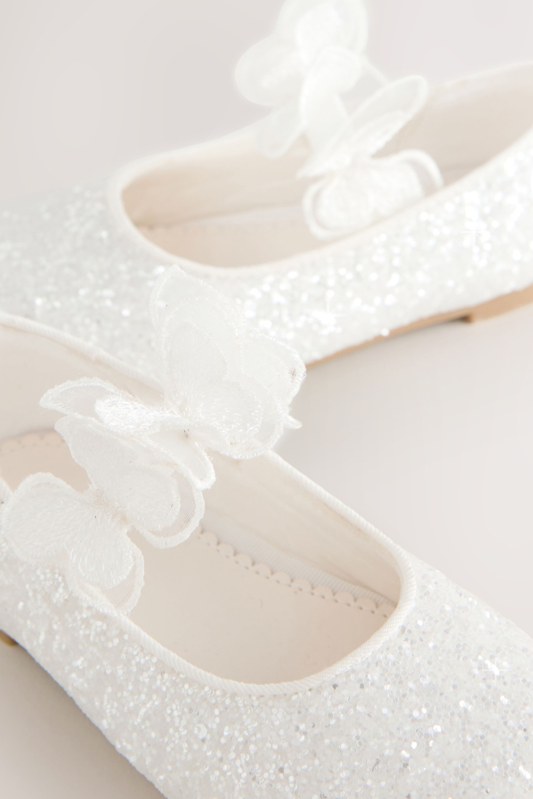 Next Glitzerschuh mit Riemen und Schmetterlingsdetail Ballerina (1-tlg)