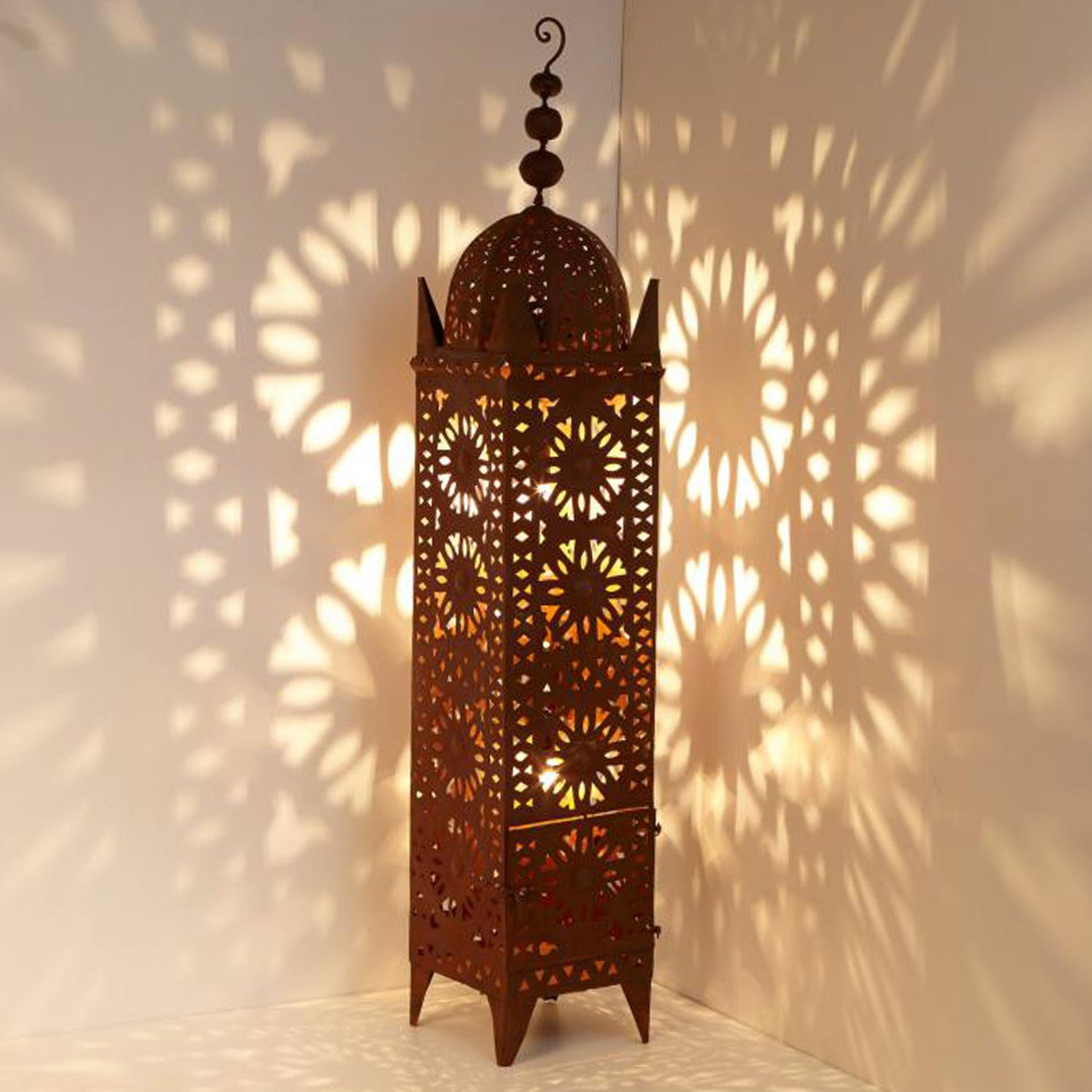 Casa Moro Laterne Orientalische Eisenlaterne Hilal H144 cm marokkanisches Windlicht (in edelrost-braun für Außen & Innen, hängend & stehend), Garten Deko Laterne - Kunsthandwerk aus Marokko L1658