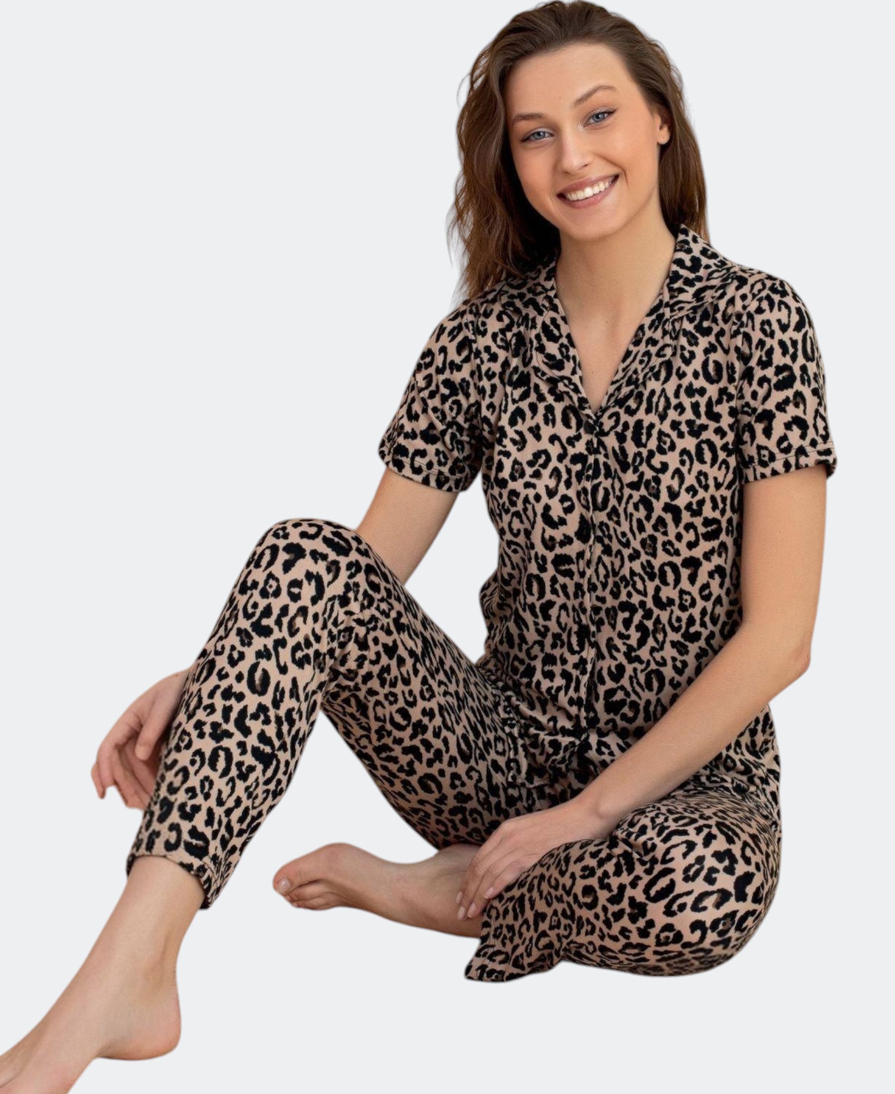 fashionshowcase Hausanzug Damen Kurzarm-Pyjama mit Knopfleiste & Leopardenmuster, Milan Stoff (2 tlg., 2-teiliges Set) kurzärmelig, weich fließend, ideal für warme Tage