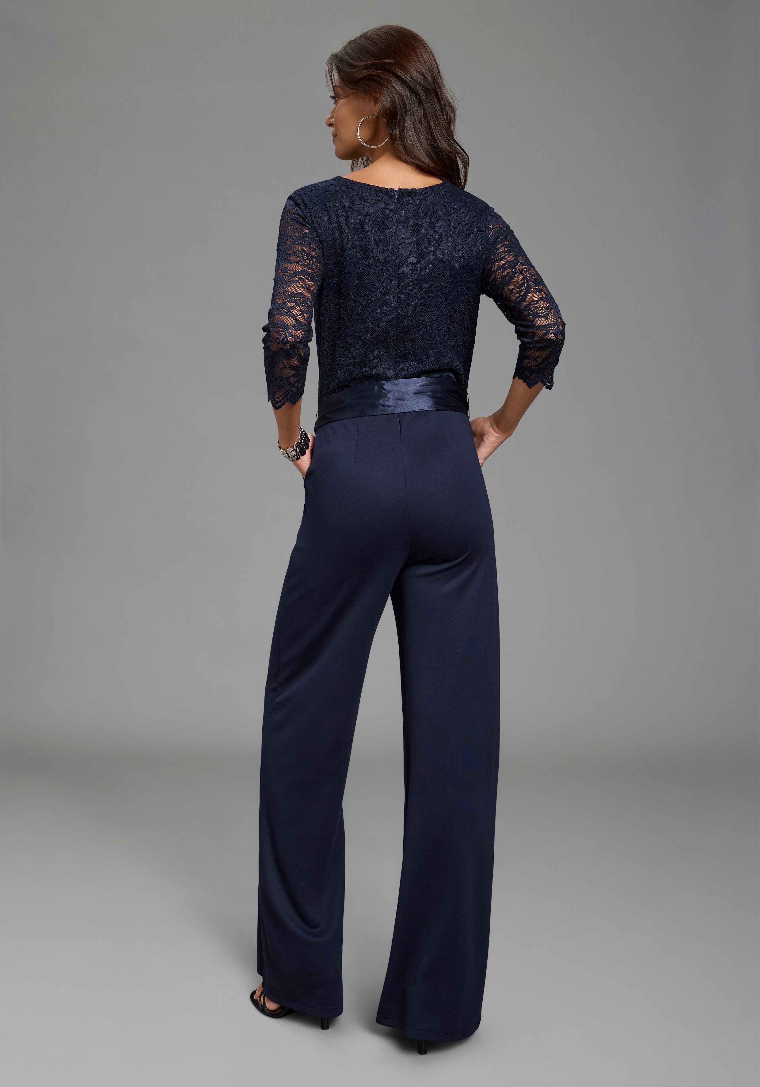 Laura Scott Jumpsuit mit Spitzenoberteil und Satin-Bindegürtel