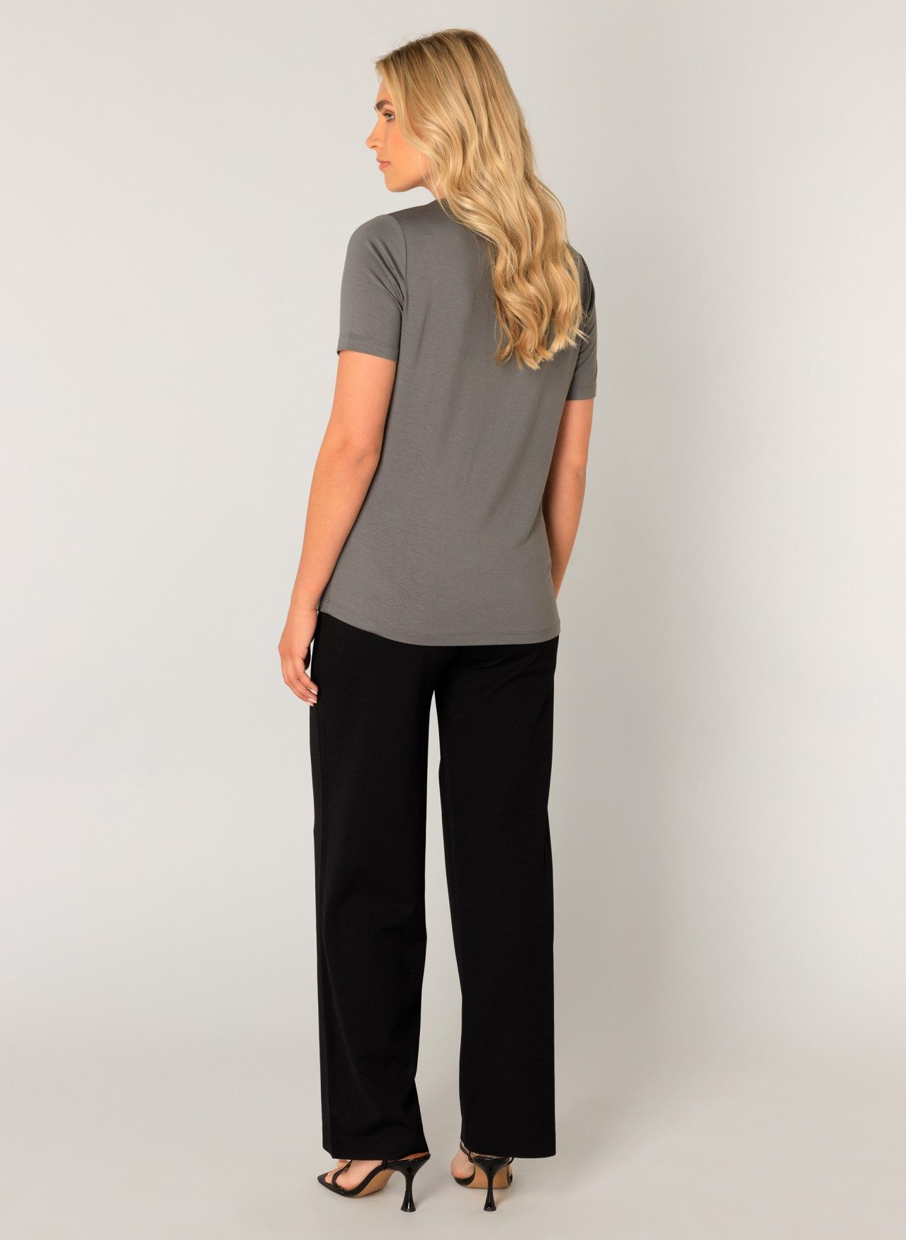Base Level T-Shirt Yanic mit V-Ausschnitt