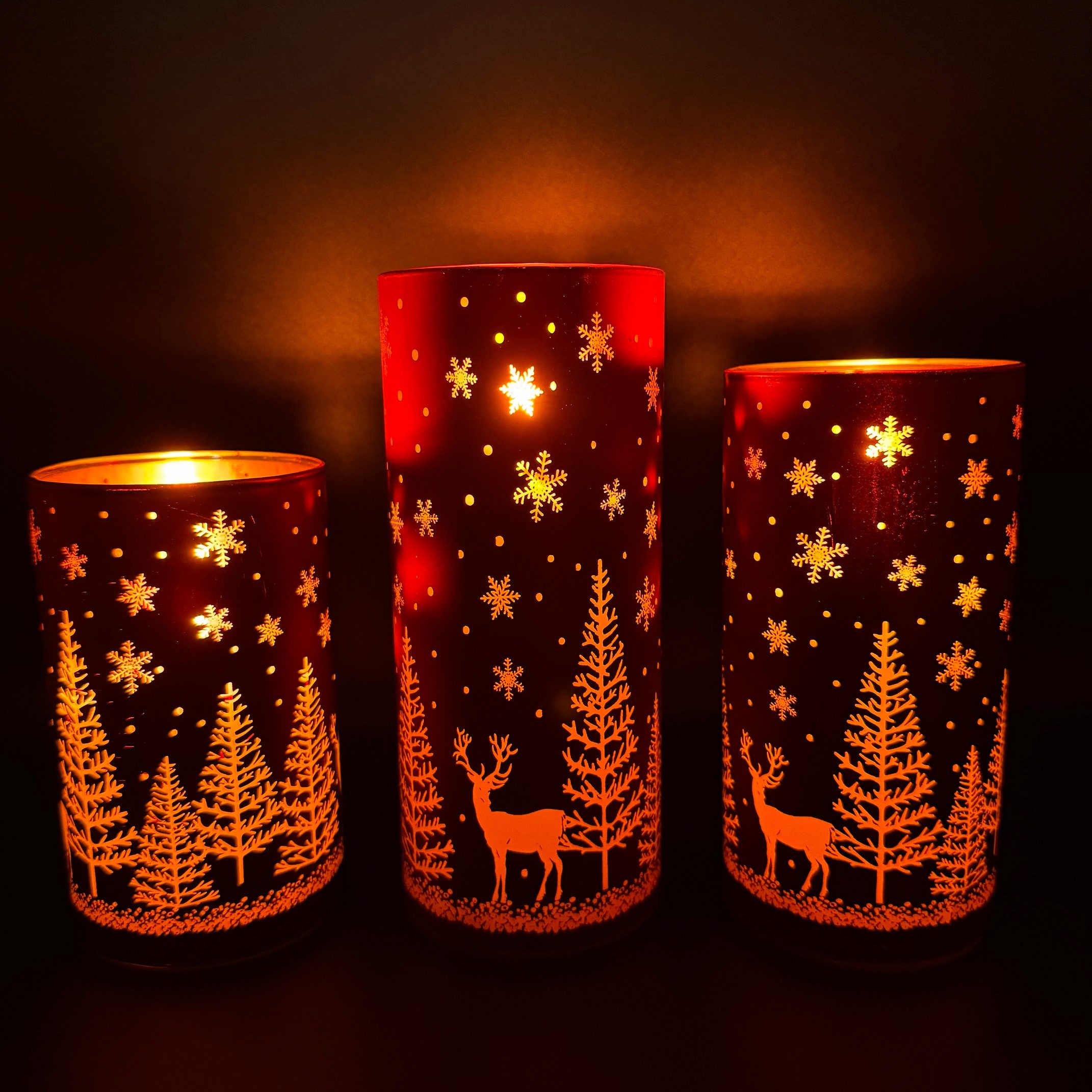 Online-Fuchs LED-Kerze 3 rote LED Kerzen aus Glas mit Timer - Weihnachtsdeko mit Hirschmotiv, realistische Kerzenflamme, warmweiße Beleuchtung, liebevolle Winte – Bild 4 von 5