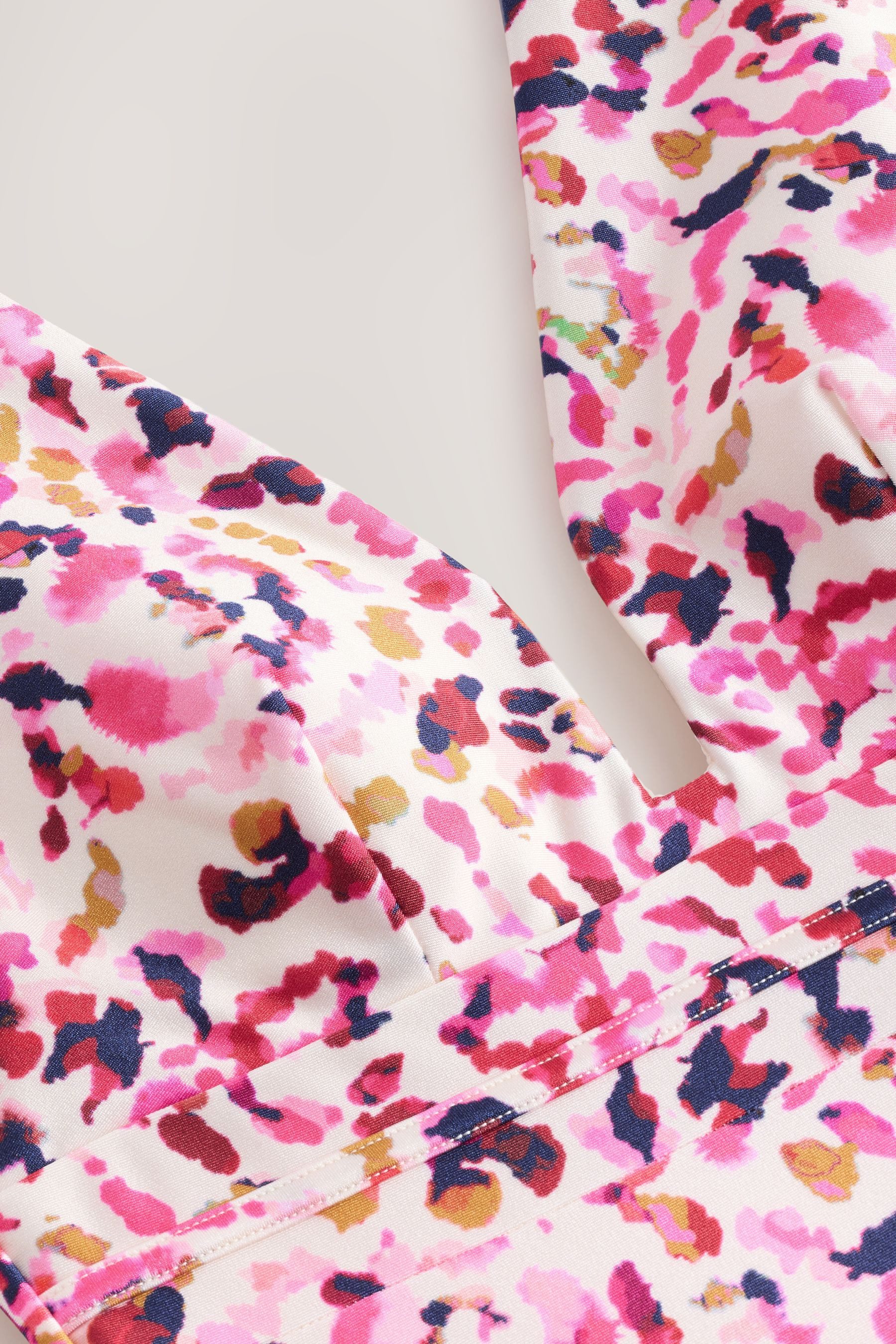 Next Badeanzug Bauchformender Badeanzug mit tiefem Ausschnitt (1-St)