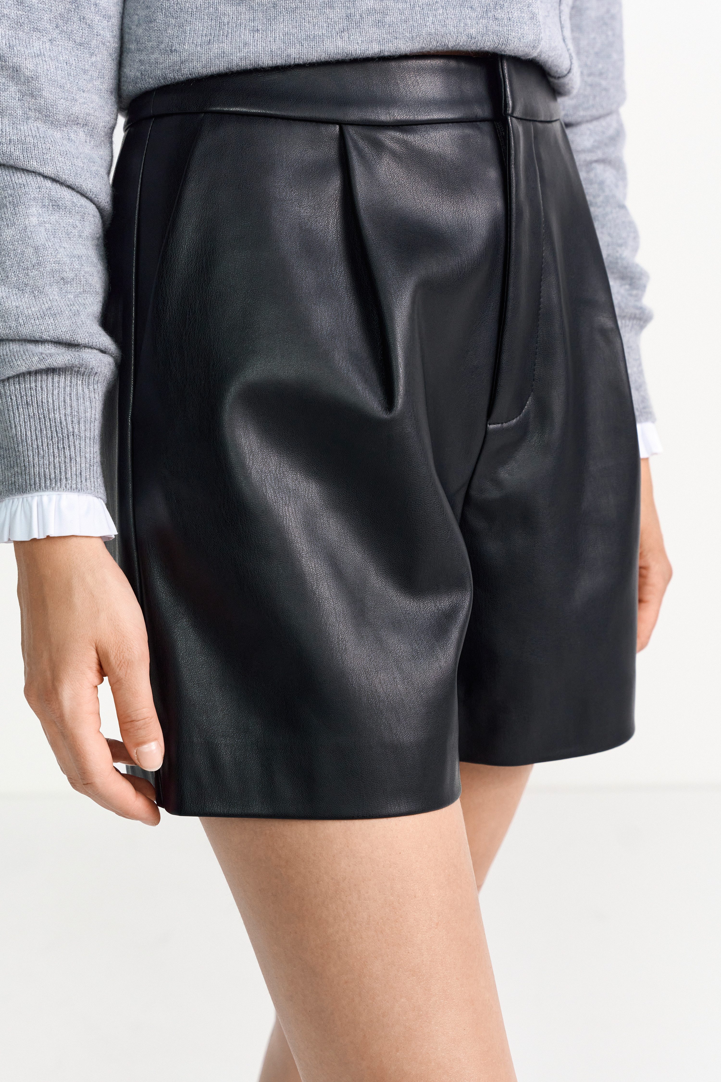 RICHROYAL Shorts in Lederoptik, ausgestellter Schnitt günstig online kaufen