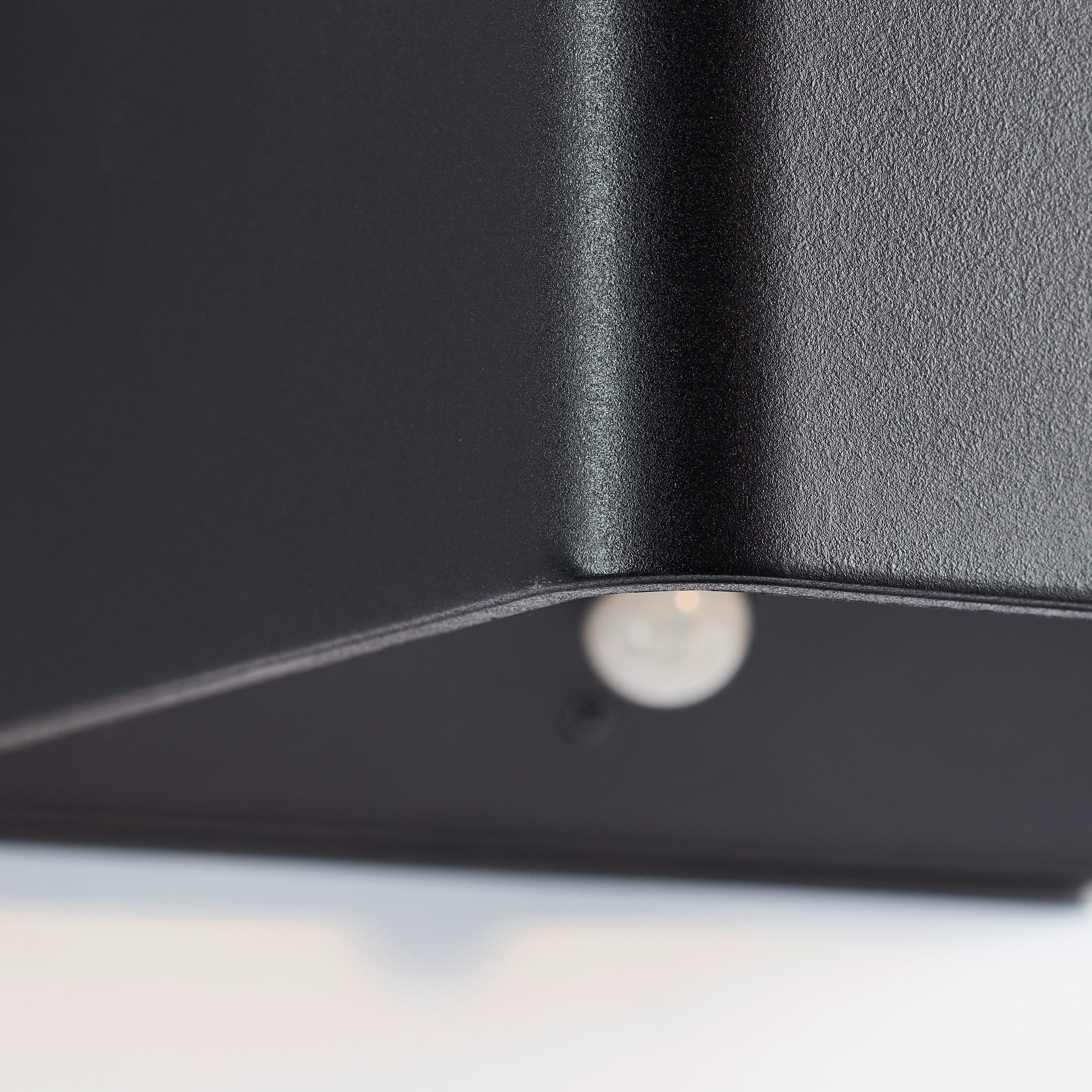 Brilliant Außen-Wandleuchte Iseo - portable Akkuleuchte inkl. Magnetplatte, Abschaltautomatik, Bewegungsmelder, Ein-/Ausschalter, USB-Ladefunktion, LED fest integriert, Warmweiß, Akku, 300 lm, 3000 K, USB, schwarz, mobile Außenlampe, Wandlampe