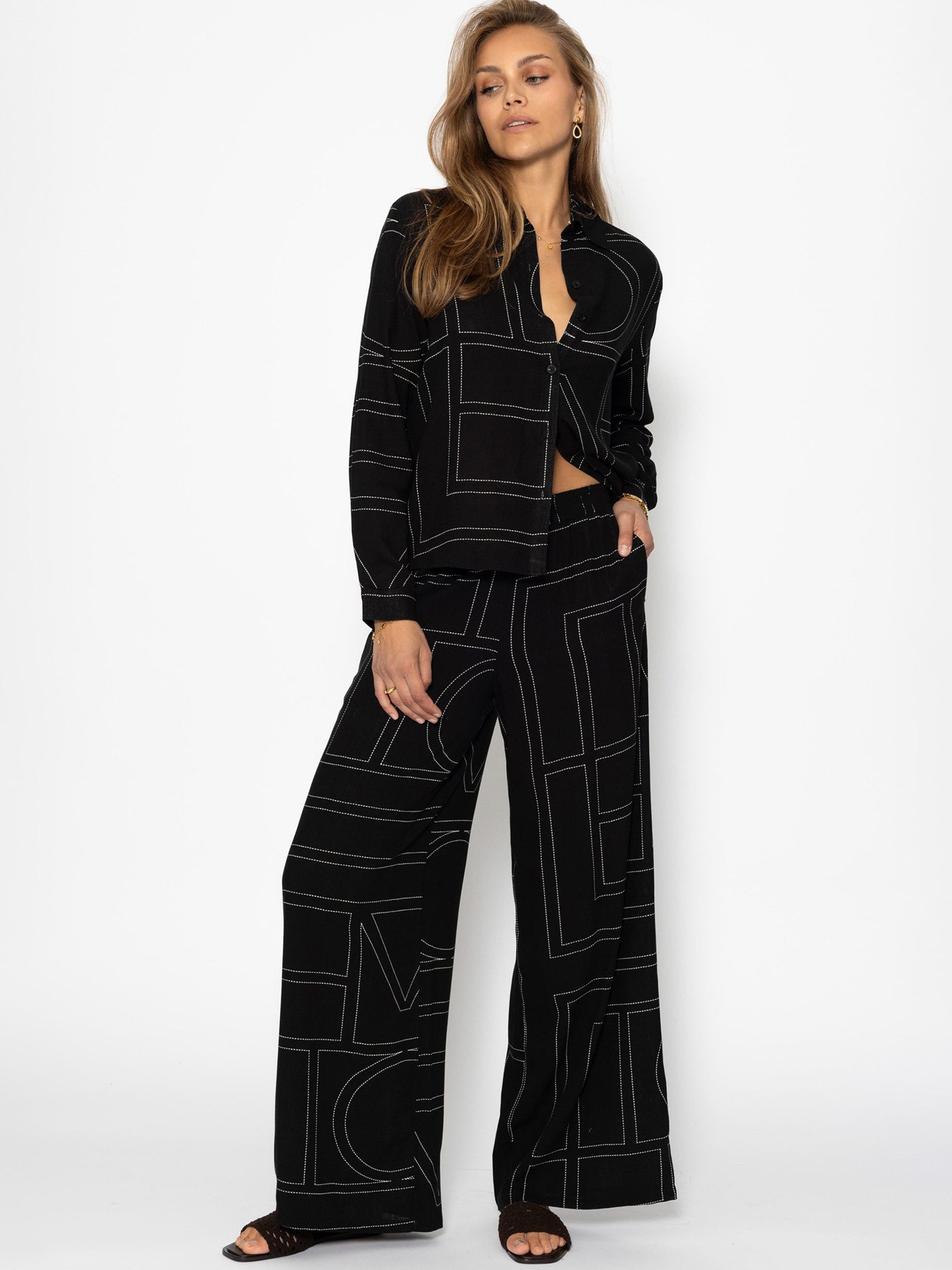 SASSYCLASSY Langarmbluse Bluse mit minimalistischem Print für Damen Lässige Bluse aus Baumwolle modernes Muster Schwarz