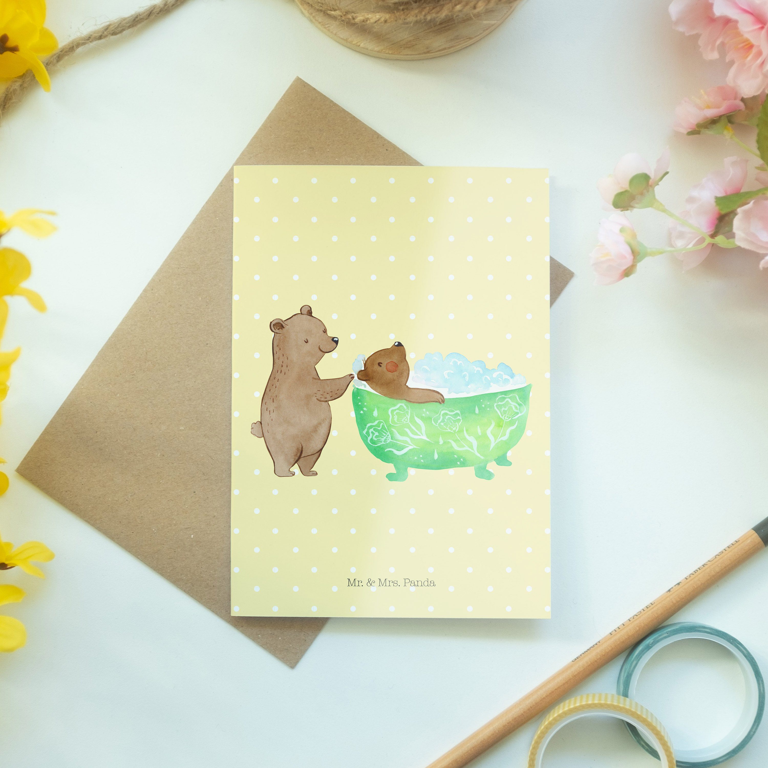 & Grußkarte Bären, Geschenk, Einladungskarte, Mrs. Panda K - Oma - Pastell Liebe, badet Gelb Mr.
