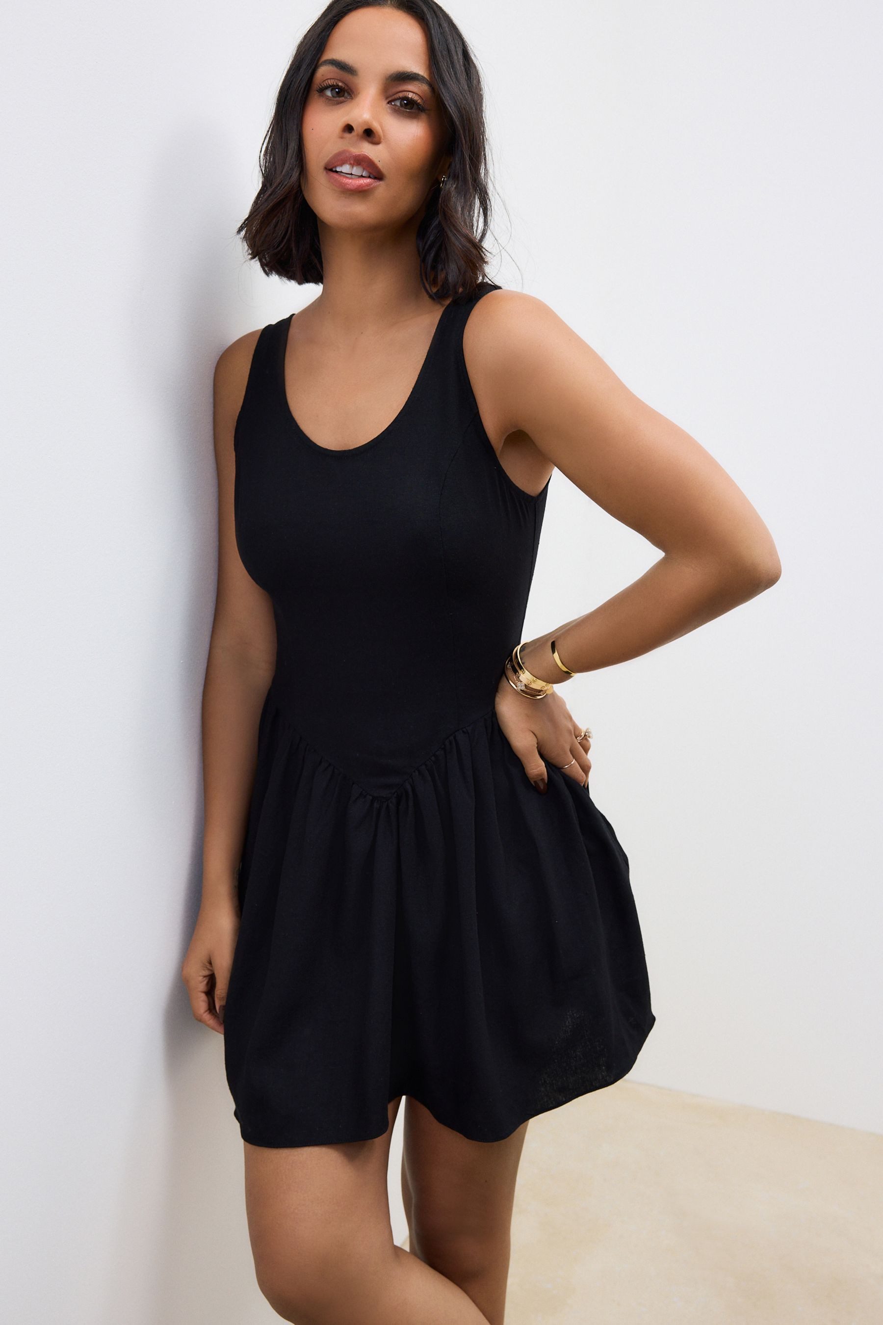 Next Minikleid Ärmelloses, tailliertes Minikleid, U-Ausschnitt (1-tlg)