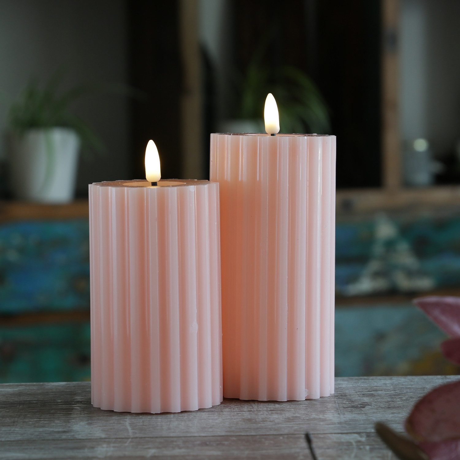MARELIDA LED-Kerze Liv Echtwachs gerillt mit Rillen flackernd H: 14,5cm Timer rosa, LED Classic, warmweiß (2100K bis 3000K) – Bild 5 von 5