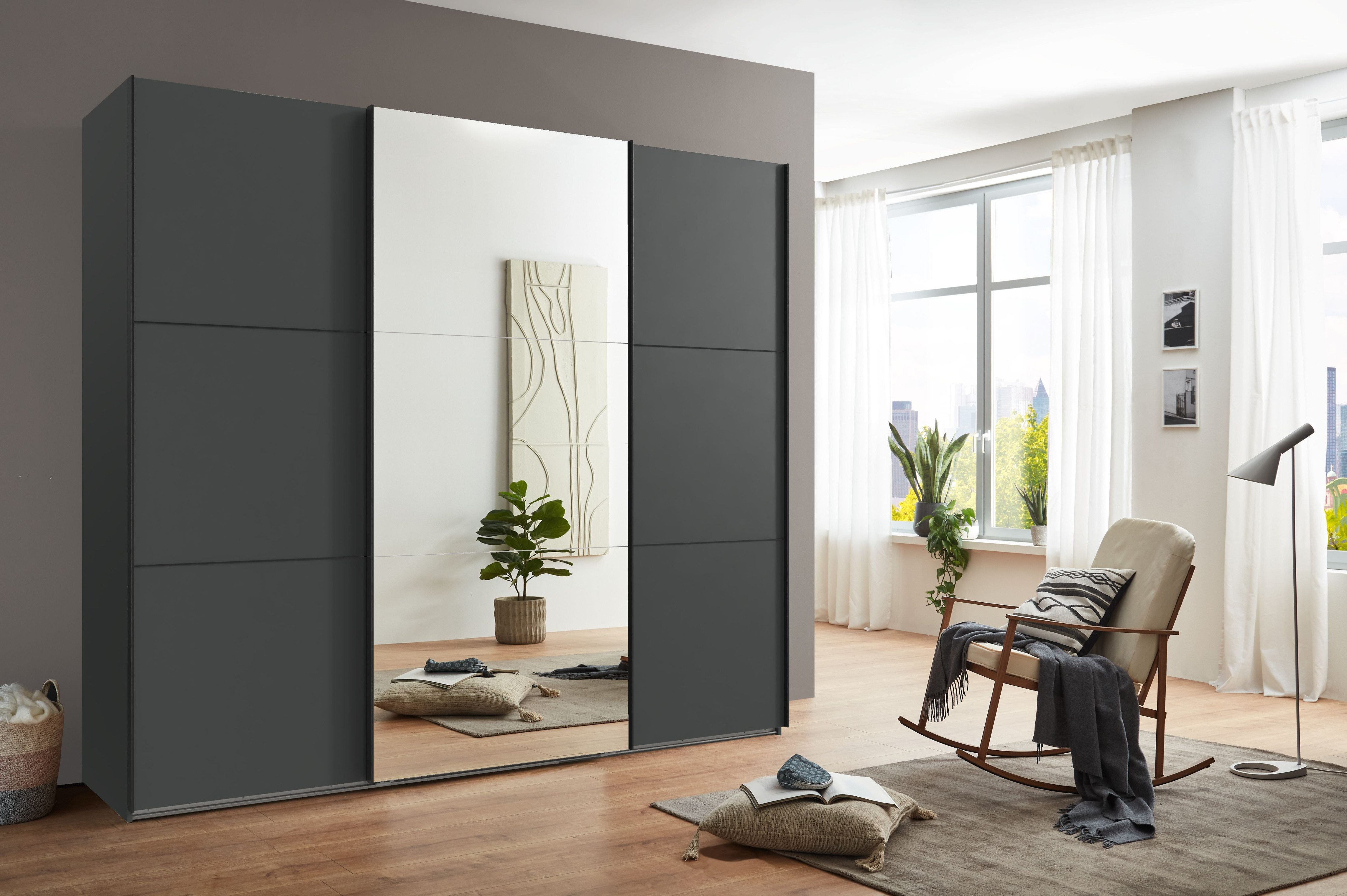 luma-home Schwebetürenschrank 22015 (3-türiger Kleiderschrank mit Vollausstattung als optimale Stauraumlösung) B250/H216/T65 cm in Anthrazit mit Spiegel und schwarzen Griffleisten