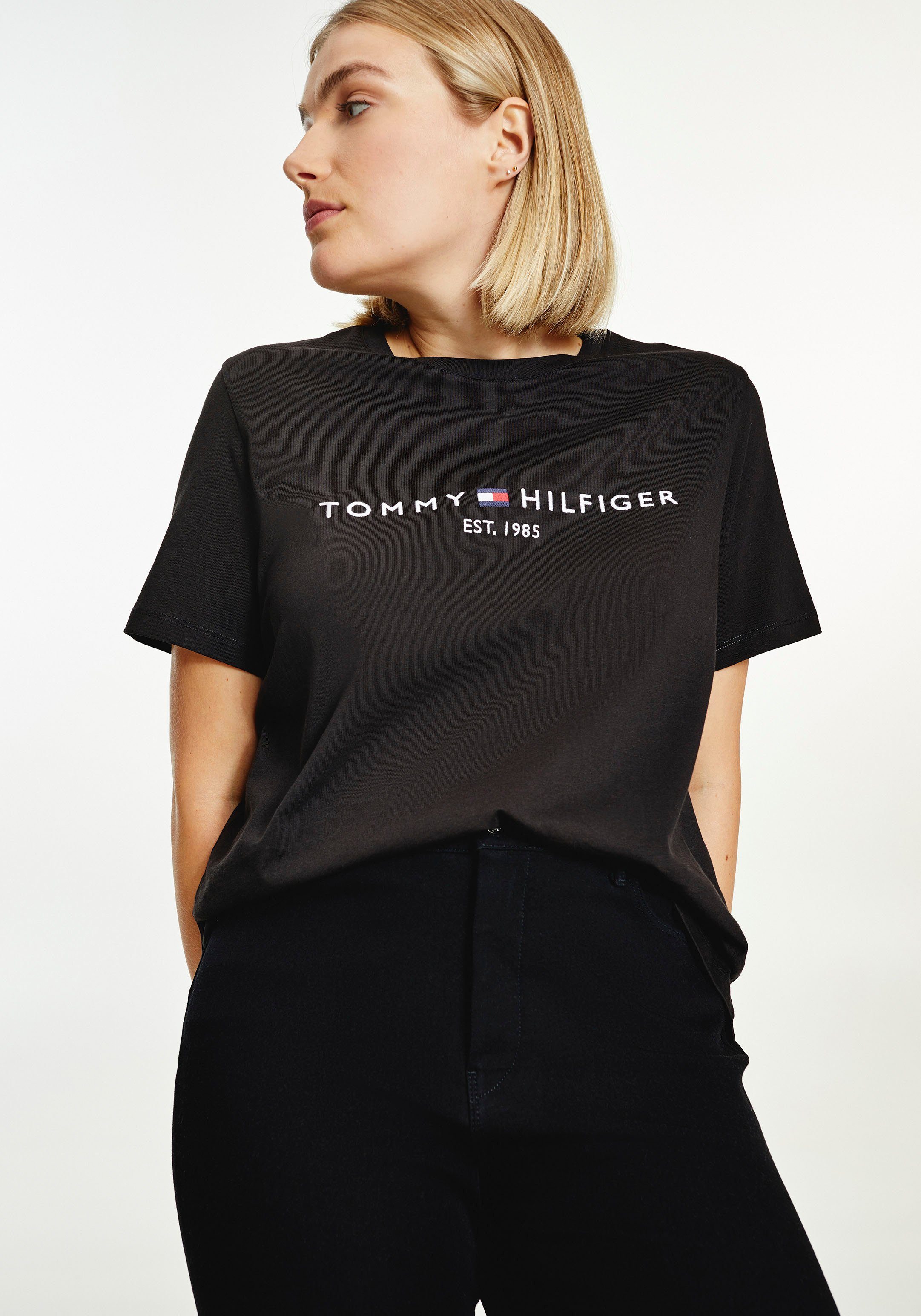 Tommy Hilfiger Curve Rundhalsshirt »CRV TH ESS HILFIGER C-NK TEE SS« mit Tommy  Hilfiger Label-Element am Rundhalsausschnitt online kaufen | OTTO