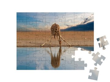 puzzleYOU Puzzle Trinkende Giraffe am Wasserloch in Namibia, 48 Puzzleteile, puzzleYOU-Kollektionen Safari, Giraffen, Tiere in Savanne & Wüste