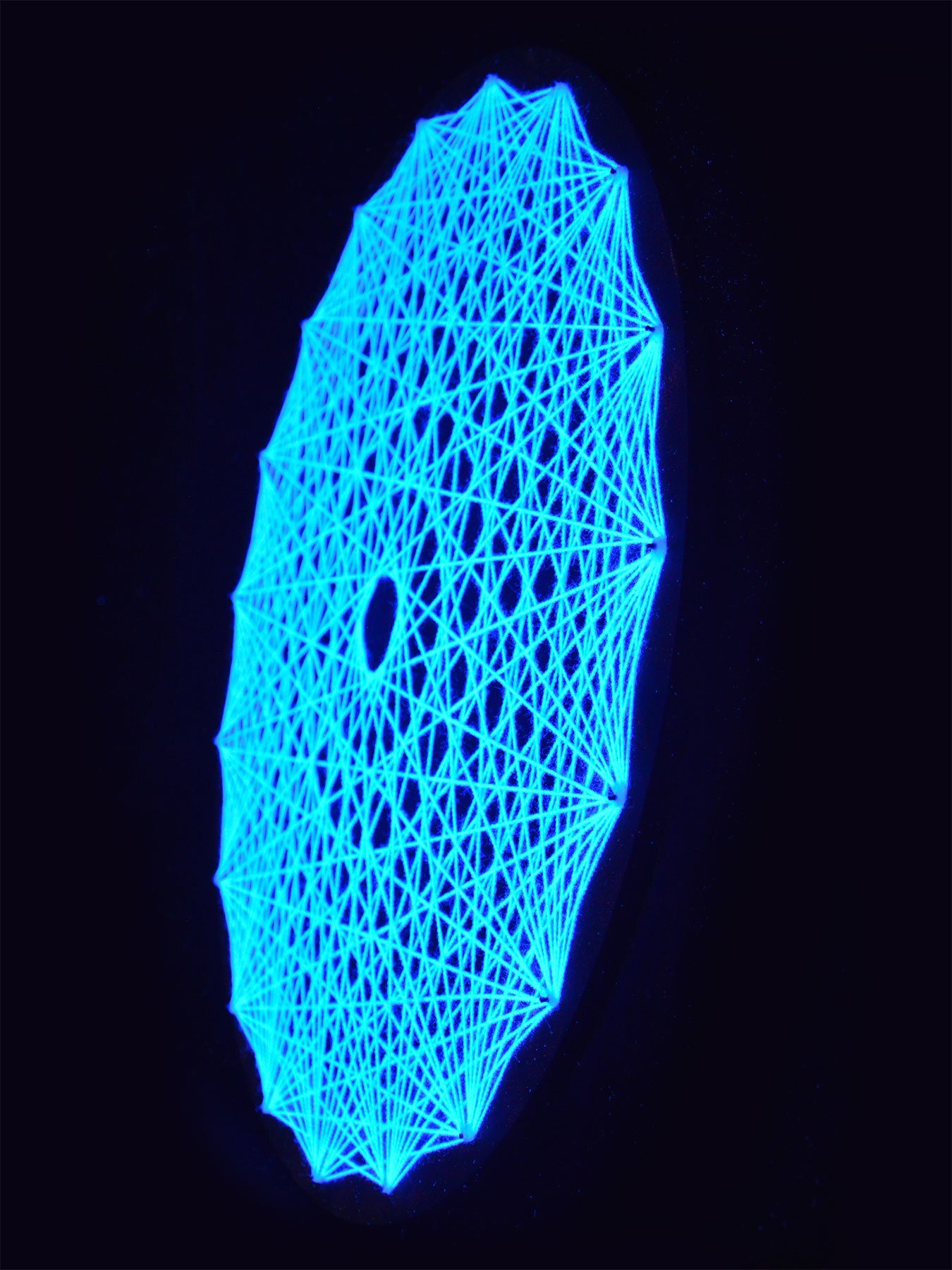 PSYWORK Dekoobjekt Schwarzlicht 2D Schwarzlicht UV-aktiv, unter "Neon 50cm, Fadendeko White", StringArt Mandala leuchtet