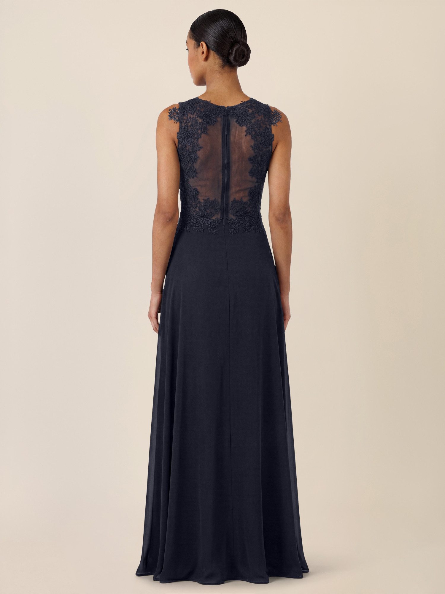 Apart Abendkleid mit floraler Spitze und fließendem Rock